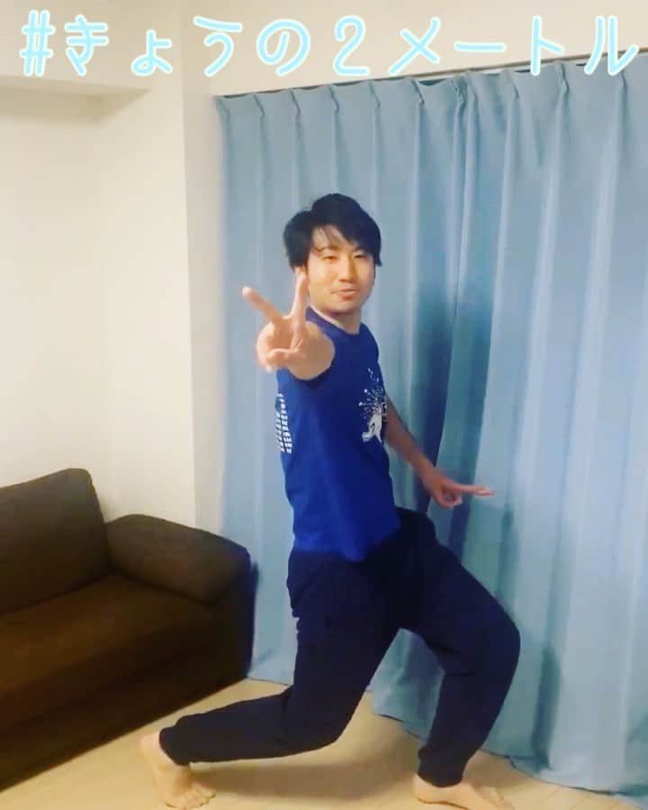 福田太郎のインスタグラム：「✌️#きょうの2メートル 菊地アナウンサーから始まったこの企画🙋‍♂️ ソーシャルディスタンス2㍍を身近なもので測ると、 人との距離感を掴むきっかけになります👫 あえて自分をさらけだしてみました。笑 ⠀ #福田太郎 #足短い 説。あくまで説です。 切ないです。世知辛いです。これで、いいんです。 次は #福永裕梨 #アナウンサー @htb_yurifukunaga お願いします✌️ #HTB アナウンサーのリレーですよー！ #ソーシャルディスタンス #新しい生活様式 #新北海道スタイル 出来ることで #コロナに負けない  #2メートルってこれくらい ←是非参考に！ #股下 83cm #特技 #開脚 どうした？#太郎寝ろ」