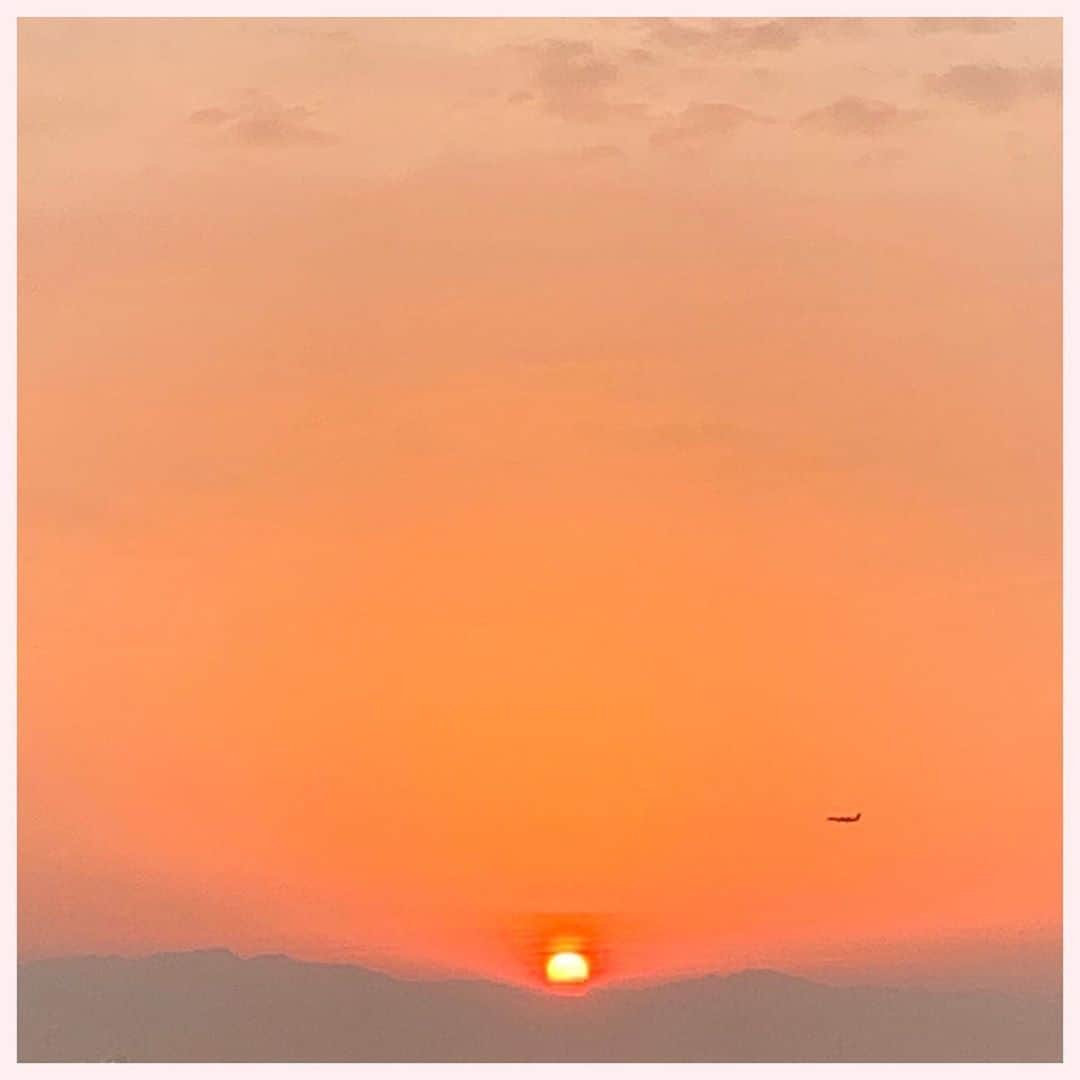 美城れんのインスタグラム：「今日も…夕日を😌　小さくですが、飛行機も写ってます☺️ 夕日を見ながら今日も感謝の気持ちを…全ての事に感謝😌✨🙏 mahalo✨✨✨　(この写真も日本です)」