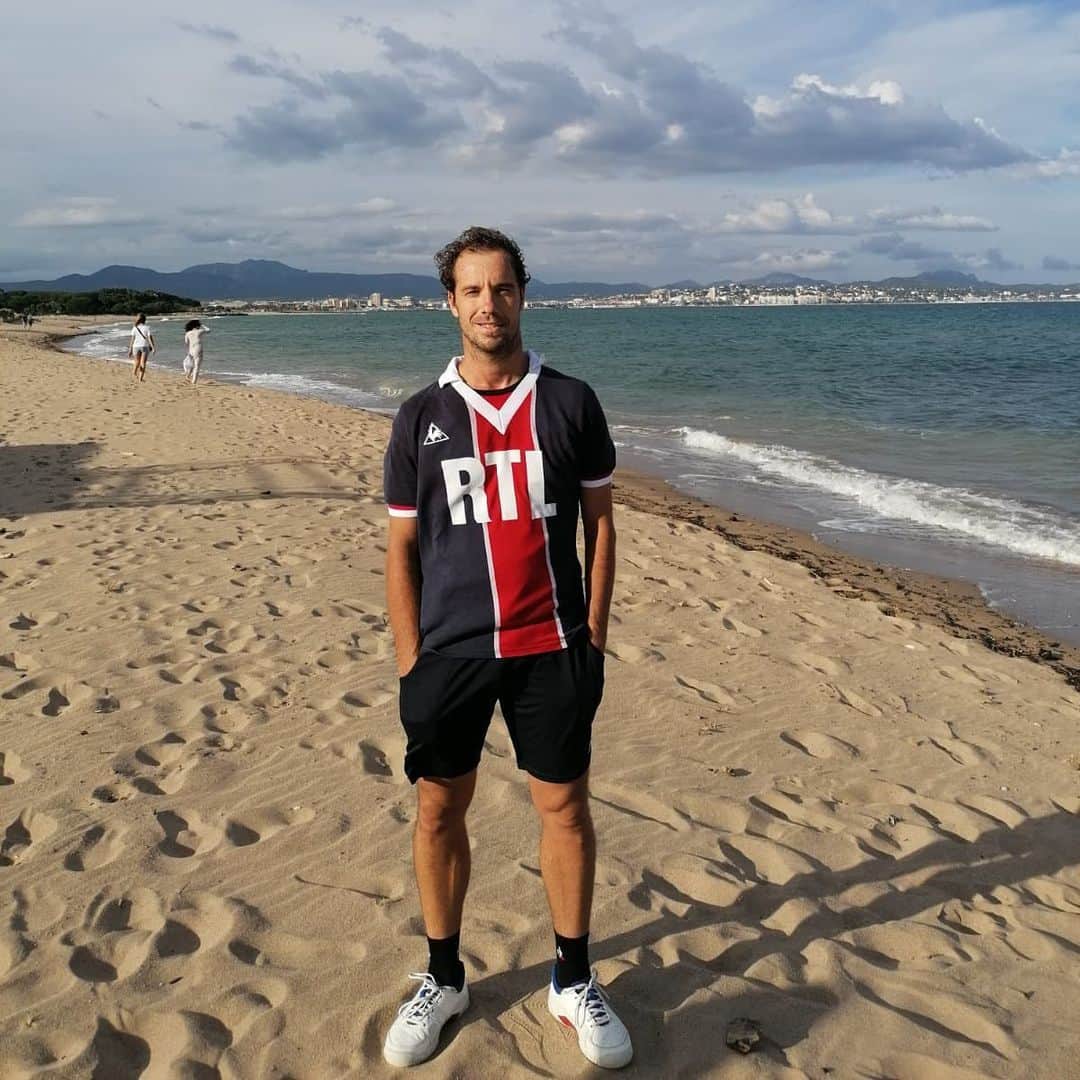 リシャール・ガスケのインスタグラム：「Physical training at the beach ! 🏝☀️🌎💪 #south #lecoqsportif」
