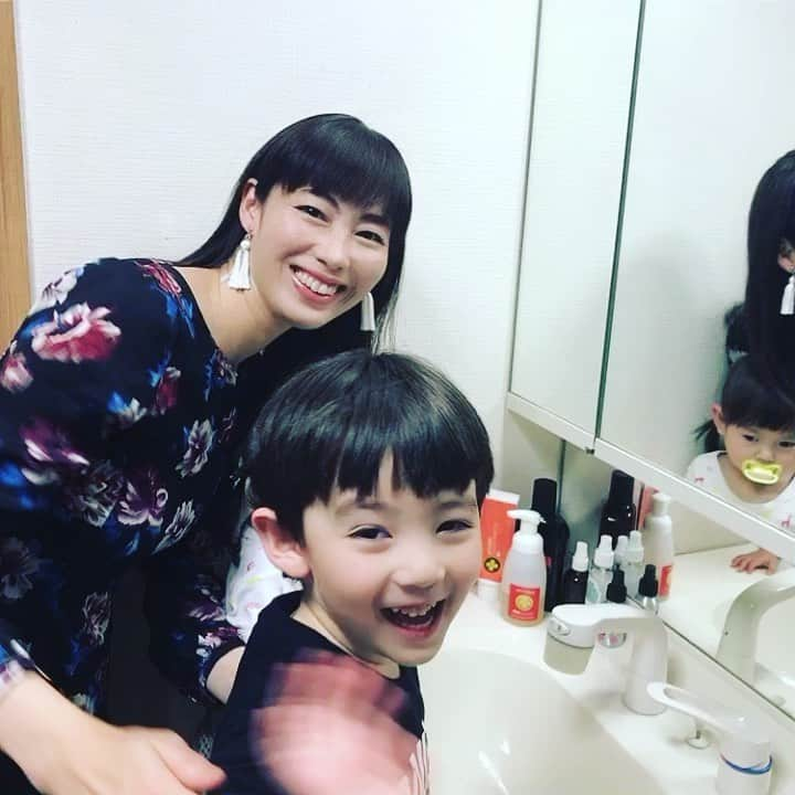 佐藤康恵のインスタグラム：「手洗い動画スタート🙌🤙✌️（╹◡╹） 毎日こまめに丁寧に、楽しく手を洗っていまーす🎶 アルコールのせいで手荒れしやすいから、ハンドクリーム（ローズドテラのお気に入り🌹）も塗ってケア💖  子供達もアロマでリラックスできるし、良い習慣になっています💐  地球に愛のある未来を作ろう♡  #手洗い動画見てね #佐藤康恵 #yasuesato #mama #二児の母 #スマイル #smile #washyourhands #kids #singer #model #actress」