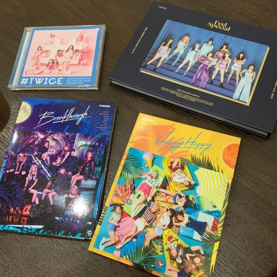 鈴木福さんのインスタグラム写真 - (鈴木福Instagram)「僕の持っているTWICEのCD！  TWICEのCDで初めて買ってもらったのは｢breakthrough｣と｢HAPPY HAPPY｣で、そのあと僕の一番好きな曲｢Feel Special｣を買って、｢#TWICE｣は夢に貰いました(笑)  昨日V LIVEでTWICEのモモさんとサナさんがマルマルモリモリを歌ってくれていたと友達から連絡が！！ その動画を何度も見てしまいました。(笑)  モモさんとミナさんが前も歌ってくれてたけど、やっぱり憧れの人が歌ってくれるのは超絶嬉しいです(笑)  #TWICE#CD#マルマルモリモリ#嬉しい#ミサモ#TWICEと虹プロトークをいつかします#目標はonceJapanに入る」6月6日 23時15分 - s_fuku_te