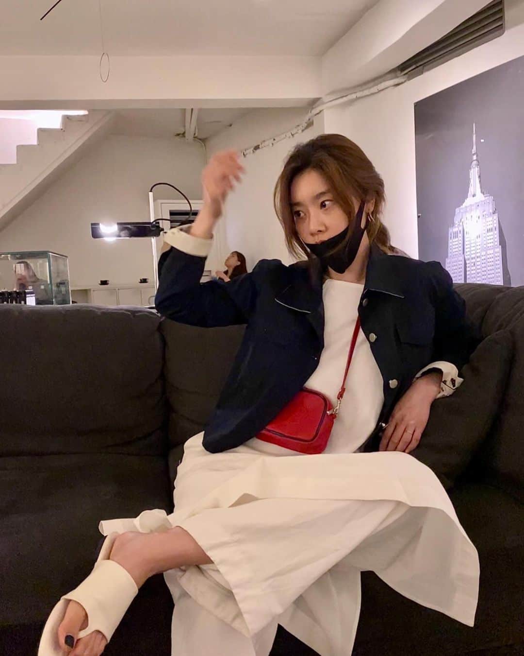 ソジン のインスタグラム：「직접 기장 수선한 바지랑👖🧵」