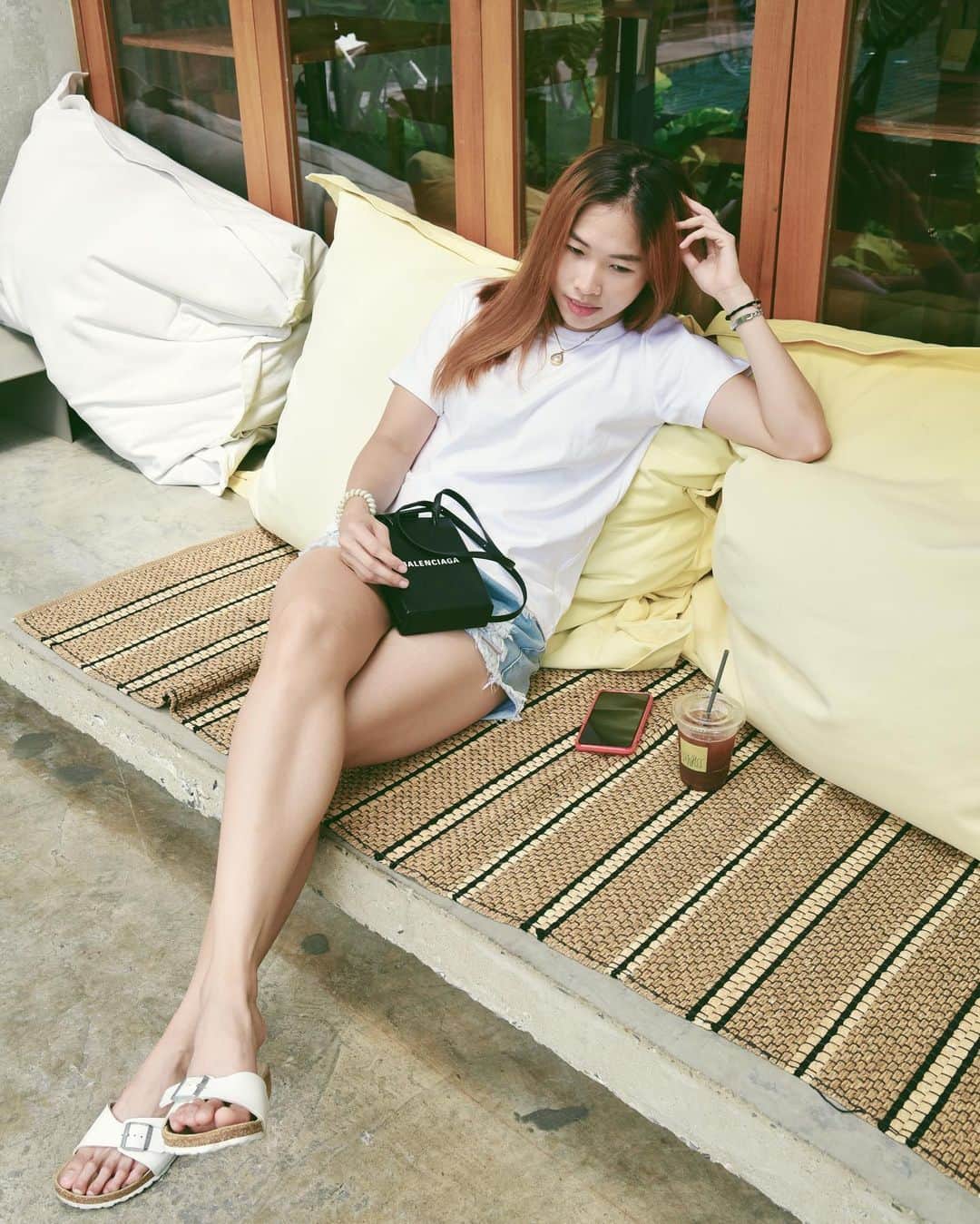 ラチャノック・インタノンのインスタグラム：「หน้าเธอคับจัง คับคล้ายคับคาเหมือนจะเป็นเนื้อคู่ 😹 #cafebkk #cafehopping #bkkcafe」