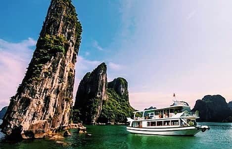 旅ぷらAPTトラベル ハノイ支店のインスタグラム：「・ 【高級船で行く！ハロン湾日帰り 6時間クルーズツアー】 ・ \今だけなんと$30ドルもお安く😆💓/ ・ 現在土曜日限定で催行している、 おすすめ日帰りハロン湾ツアーのご紹介です✨ ・ 通常、お一人様$110でご案内している、 最高級船日帰りハロン湾6時間クルーズツアーを、 現在、なんとお一人様【$80】にて ご案内させていただいております！！🌟 ・ 高級船の質の高いサービスやお食事、 アクテビティ満載の充実スケジュール。 ・ さらに、大型の日帰りボートですが、 催行人数を抑えることにより、 よりゆったりと快適な船旅をお楽しみいただける 6時間クルーズツアーとなっています！✨ ・ 従来の4時間クルーズと比べても、とにかく満足度が高く 「ハロン湾はすでに行ったことある！」という方も、 ハロン湾での思い出を、さらに素敵なものへと 塗り替えていただけると思います！🥰 ・ ツアー詳細やお申し込みは、 プロフィール上 @tnk_hanoi の スタッフブログから御覧ください🧚🏻‍♂️」
