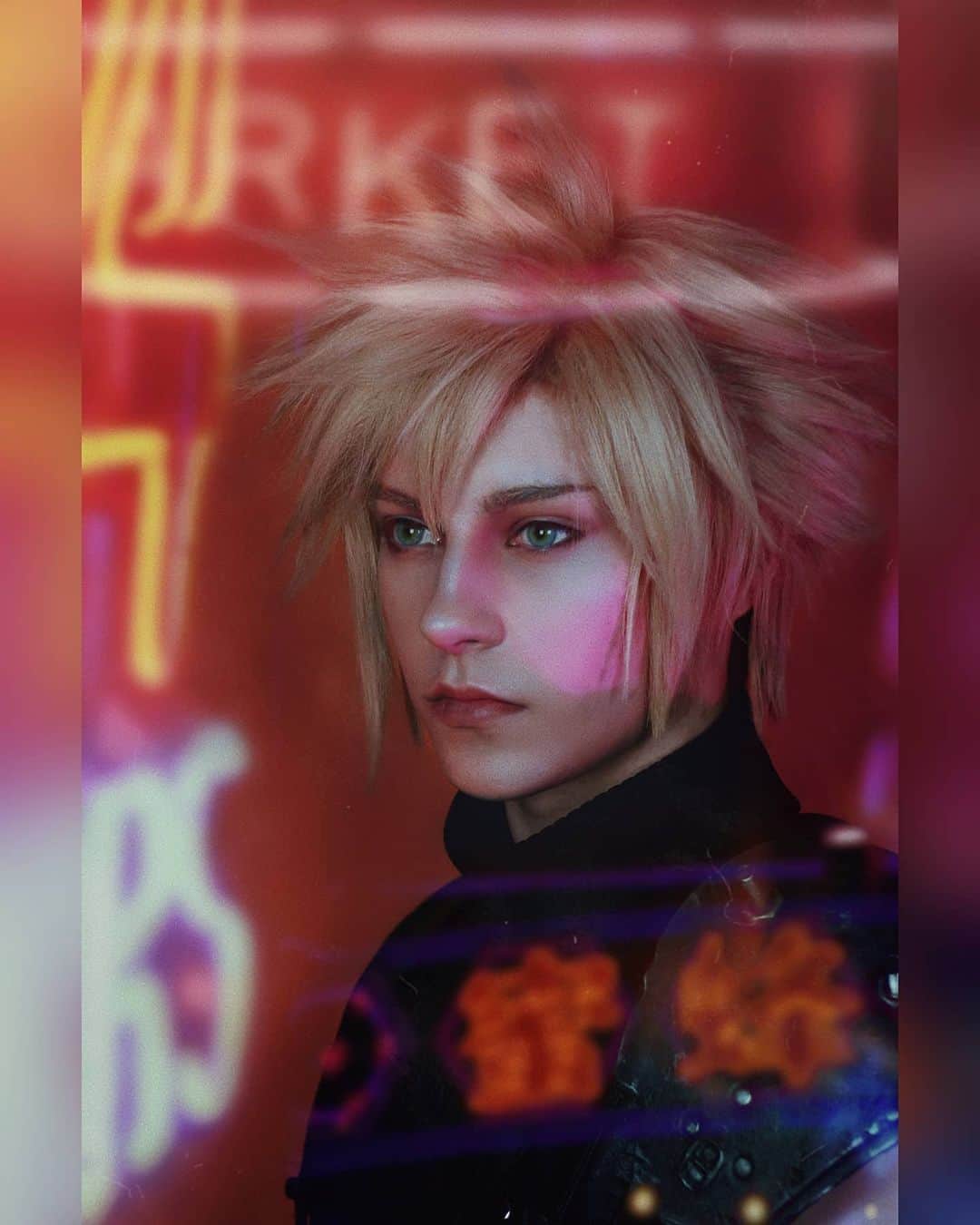 Geheさんのインスタグラム写真 - (GeheInstagram)「🔴 Wall Market - sector 6 🔴 some experimental stuff with the neons from Wall Market on #FFVIIRemake  #CloudCosplay」6月6日 23時26分 - geheichou