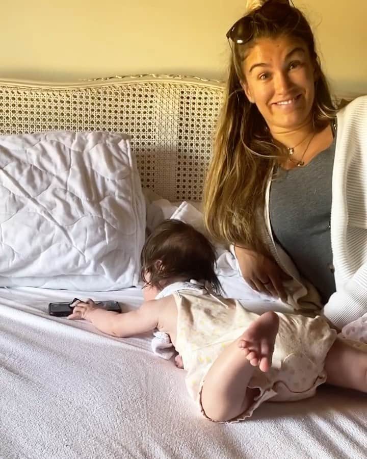 エイミー・ウィラートンのインスタグラム：「Sproglet is on the move 😅 she’s been sticking her bum in the air for the last few weeks but now we need a bed rail asap 😂🌟#5monthsold #commando」