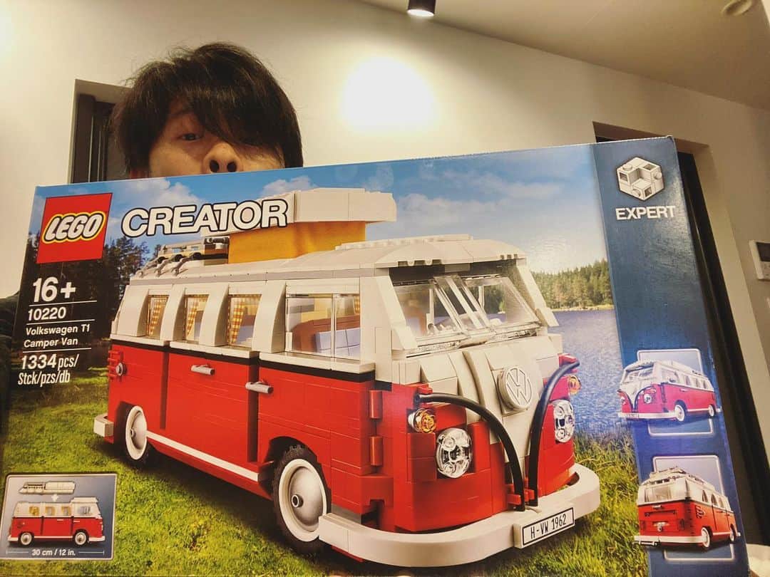石川龍のインスタグラム：「自粛期間中、何か家で作りたいと思い立ち、ずっと欲しいなぁ欲しいなぁと狙っていた、LEGOの「クリエイター エキスパート フォルクスワーゲン T1 キャンパーヴァン」！緊急事態宣言解除で最寄りのレゴストアも営業再開したということで直接お店でゲットしてきました！ 1334ピース！小さいピース無くさないようにせねば！ #レゴ #lego #フォルクスワーゲン #volkswagen #legocreators」
