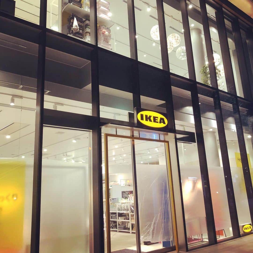 美甘子さんのインスタグラム写真 - (美甘子Instagram)「IKEA原宿のプレオープンへ行ってきました。 原宿駅の目の前。  事前に申し込みを完了していた人だけ、時間を区切って、各時間100人ずつの入場で検温、消毒も徹底して行われていました。  大きな椅子が展示されていて、IKEAスタッフの方が撮影してくれました。  1階と2階がありカフェスペースもありました。大型の家具とかは売ってなかったですが、久しぶりにIKEAで買い物ができて大満足です。  うちにあるGoogleホームで、音声で電気を付けたり消したりしたくて、それに対応する電球は普通に買うと高いのですが、IKEAのスマート家電対応の電球とリモコン、Googleホームと紐付けられるシステムを購入すると、割と安く揃えることができました。家に帰って早速設定してみました。  LEDで灯りも三種類に変更できるし、調光も音声で調節できるし、省エネなのでとても快適です。明るさも前の電球よりも明るくなりました！  小さな黄色いバッグのキーホルダーが、IKEA原宿限定だったのでお土産に購入しました。チャックがついているので、ビニール袋などを入れて、いざと言う時のエコバッグ入れにしたいと思います。  IKEA原宿、6/8（月）オープンです！またすぐ行きたいな。  #IKEA原宿 #ikea原宿プレオープン」6月6日 23時31分 - rekish_mikako