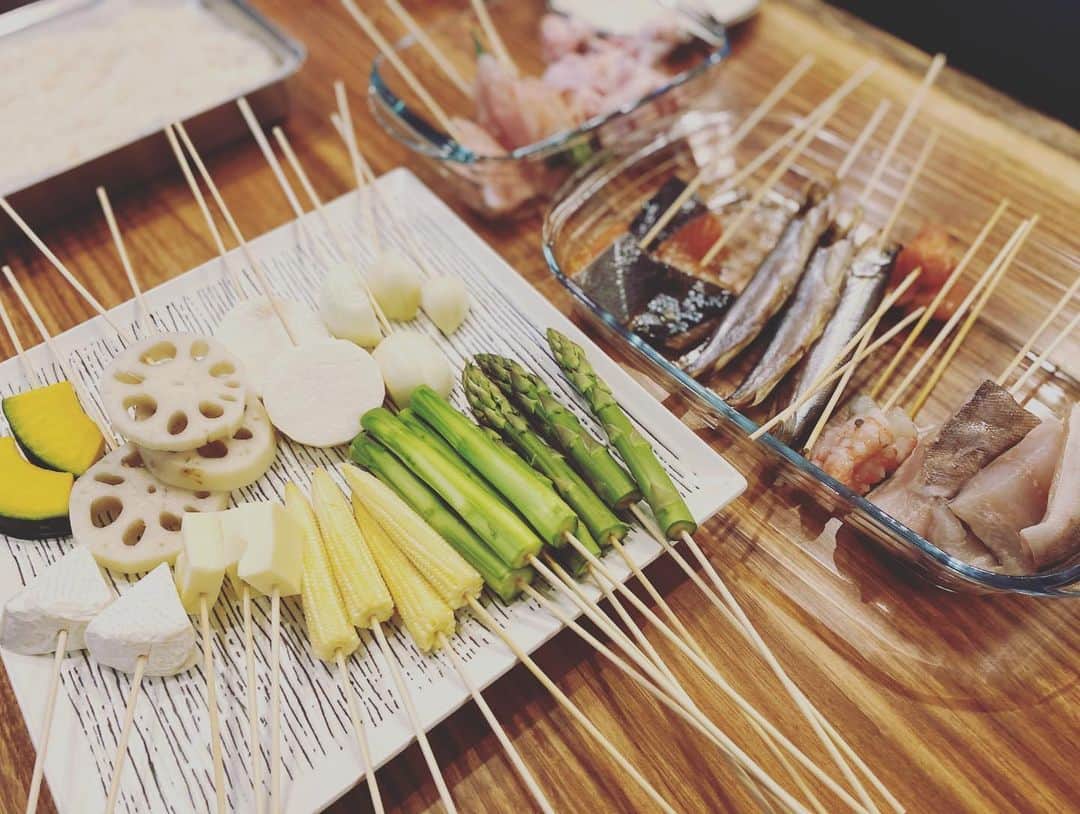伊藤裕子のインスタグラム：「週末は、串揚げ。 北海道からお魚が沢山届いたので。 この時期やって、家族に大人気だった我が家の串揚げ。自分でパン粉をつけるのが楽しいよね！前回よりも上手くなってます！！楽しい〜〜😆美味しい〜😆 #串揚げ #北海道ししゃもオス最強 #生ホッケめちゃ美味です」