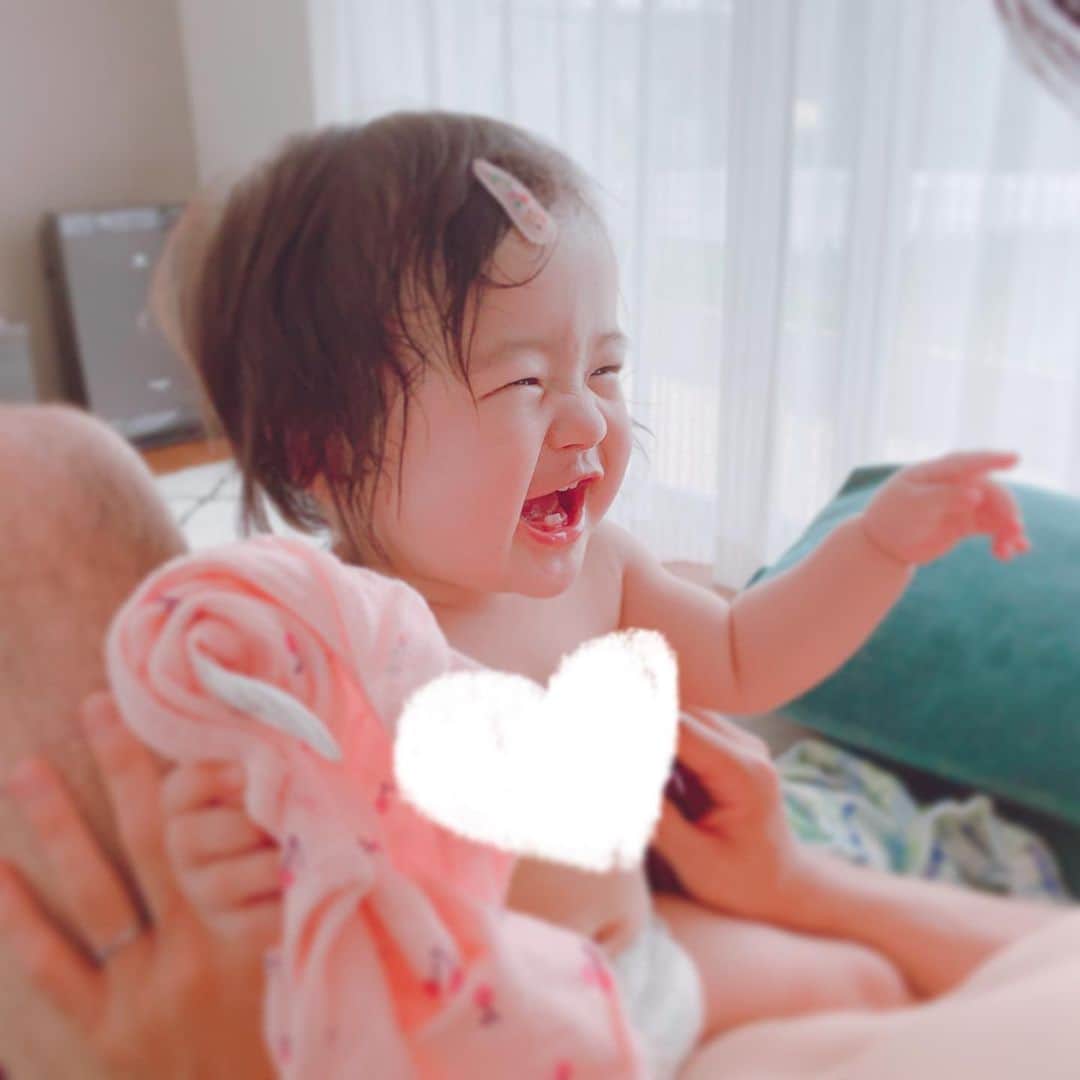 しほの涼のインスタグラム：「もう少しで11ヶ月👶☁️🤍💙🤍 毎日笑いまくって、ご飯を沢山食べて元気元気な娘さん😌💕 つかまり立ちしたり、おかあさんと一緒でテンション爆上げしたり、食べ物の好き嫌いが少し出てきたり💦 ちょっと前まで5:30起きだったんだけど、授乳したら7時頃まで寝る日々🍼 6月8日(月)21:30からインスタライブやります🎞💕 親友のたかちと2人で😊💕 予め貰った質問以外にも、答えられるものは答えます😌 子育ての事と、芸能の裏話とか、たかちとの事をメインで話すかな🤍☁️ 待ってます🥰🥰 #インスタライブ#令和元年ベビー#生後10ヵ月#生後10ヵ月女の子#スマイル育児#赤ちゃん#赤ちゃんのいる生活 #あかちゃんのいる生活 #赤ちゃんのいる暮らし #裸ん坊#よく笑う#福笑い#大笑い#幸せな写真#幸せな日常に感謝 #幸せな時間をありがとう」