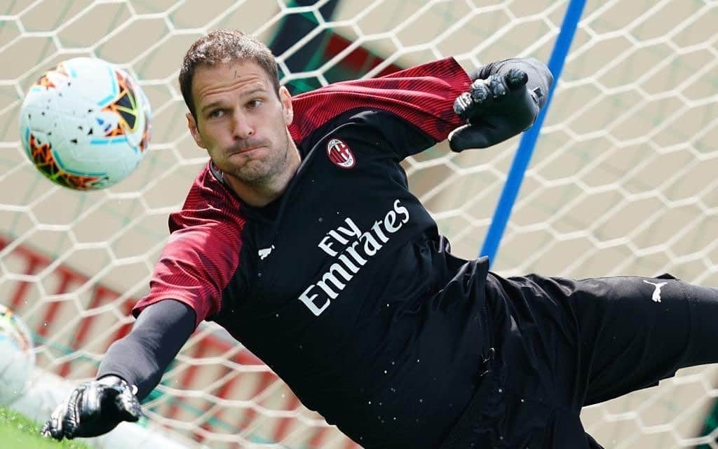 アスミル・ベゴヴィッチさんのインスタグラム写真 - (アスミル・ベゴヴィッチInstagram)「Restart getting closer and closer. @acmilan @ab1gk 🔴⚫️🆎🧤⚽️」6月6日 23時34分 - asmir1