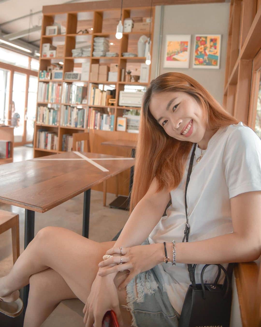 ラチャノック・インタノンのインスタグラム：「นาฬิกายังเดินวน แต่เราสองคนอยากให้เดินไปด้วยกัน 🤪 #cafebkk #cafehopping #bkkcafe」