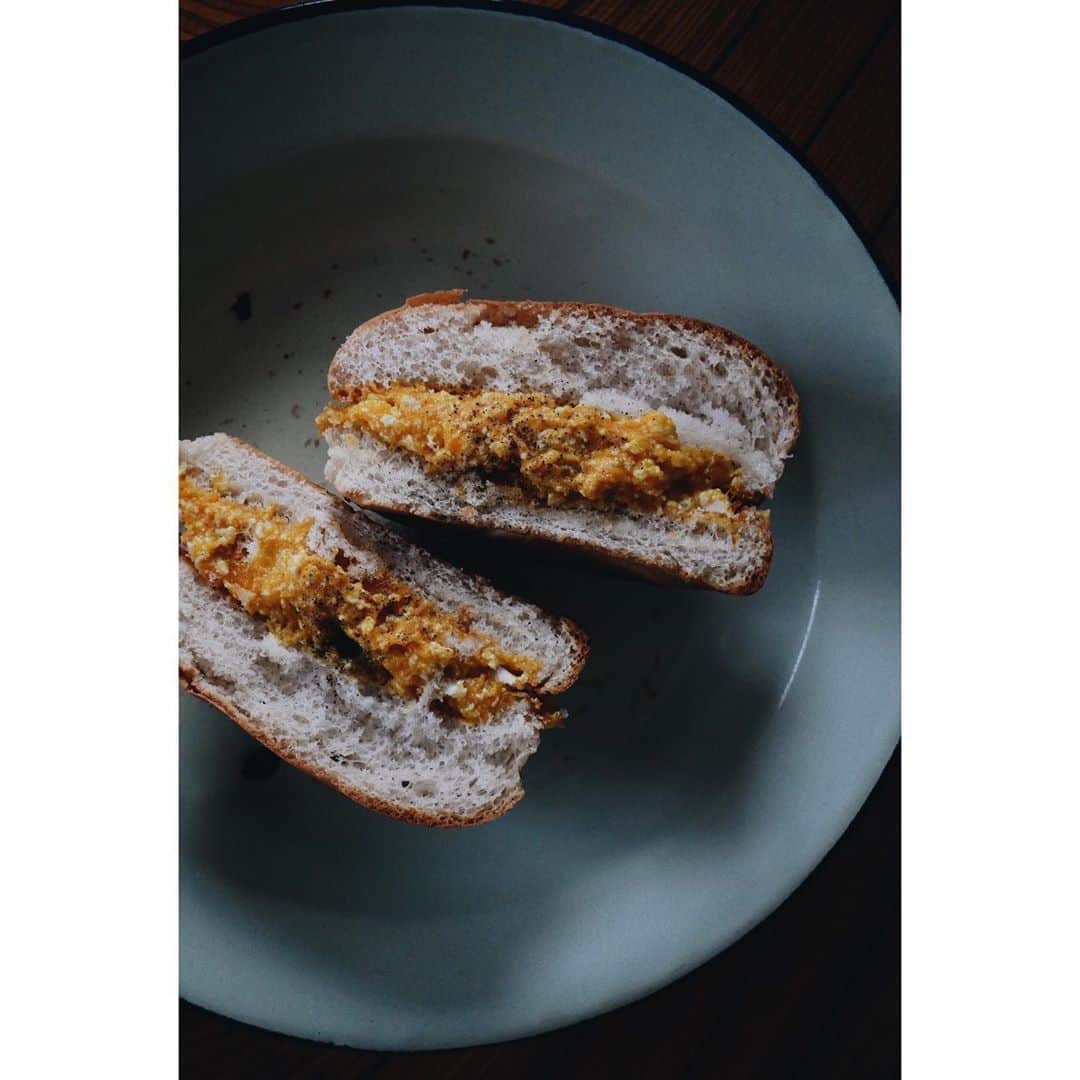 のインスタグラム：「🐣VEGAN EGG SANDWICH 🥪 ﻿ ﻿ ヴィーガン料理として定番の﻿ カボチャとお豆腐でつくるたまごサンド🥚🥪﻿ レシピ見かけるたびに﻿ ﻿ ﻿ ふ〜ん﻿ ﻿ ﻿ って思ってました正直(反省﻿ ﻿ さすがにカボチャじゃ卵は表現できないっしょ﻿ 黄色いだけっしょ﻿ ﻿ と。﻿ ﻿ ﻿ この前撮影終わった後に﻿ さいたっぴ(と呼ぶの流行ってる)﻿ @yoshihide_saita が作ってくれたヴィーガン卵サンドが﻿ びっくりするほど美味しかった﻿ ﻿ これ、もう、たまごサンド‼︎﻿ ﻿ というわけで自分でも作ってみましたが﻿ いやはや、簡単だし美味しいしで﻿ これは定番メニューに仲間入りです﻿ ﻿ 個人的なポイントはいつも家で使っている﻿ 硫黄を含んだ黒いヒマラヤ岩塩🧂を﻿ 使うところ。これはさんちゃん @38sanpei ﻿ に教えてもらったお塩で、硫黄の香りがするので卵ふうの料理を作るときに重宝しています。﻿ あつあつのご飯にお豆腐とオリーブ油とこのお塩、お醤油をかけて食べるとヴィーガン卵かけご飯になりますよ🍚🥚💫﻿ 菜食してないひとでも、お肉やお魚料理に使っても便利アイテムだと思います！﻿ ﻿ お豆腐は茹で卵の白身をイメージして﻿ 木綿豆腐がおすすめな気がする﻿ まぜまぜしてるとお豆腐が滑らかになってくるので、お豆腐を全部入れず少し分けて残しておいて最後の最後に加えるのもいいかなと思います。﻿ ﻿ カボチャのホクホクが卵の黄身を﻿ つるんとした弾力の豆腐が卵の白身を﻿ ヒマラヤ岩塩の香りが完成度を高めてくれます﻿ 🥪🟡🥪🟡🥪🟡🥪﻿ ﻿ せっかくなので、マヨネーズも植物性のものを使って欲しい！﻿ 動物性を入れなくてもこんなにリッチで美味しいってことを実感してもらいたい〜💪🏻🌚💛﻿ ﻿ ﻿ ﻿ 【つくりかた】﻿ ﻿ ・カボチャ1/2﻿ ・お豆腐(絹/木綿どちらでも)一丁﻿ ・ヴィーガンマヨネーズ適量﻿ ・塩(できれば硫黄を含んだヒマラヤ岩塩)﻿ ・胡椒﻿ ﻿ ❶カボチャとお豆腐は同量のイメージ。﻿ カボチャの皮を剥き蒸すかレンジで柔らかくしてマッシュする。﻿ ﻿ ❷荒熱が取れたら水切りしたお豆腐と合わせる﻿ ﻿ ❸マヨネーズと塩胡椒で調味してお好きなパンにはさんで出来上がり。(塩味は少し強めにつけるほうがサンドイッチにした時に良き塩梅になります！)﻿ ﻿ #菜食手帖　﻿ ﻿ #私的菜食手帖」