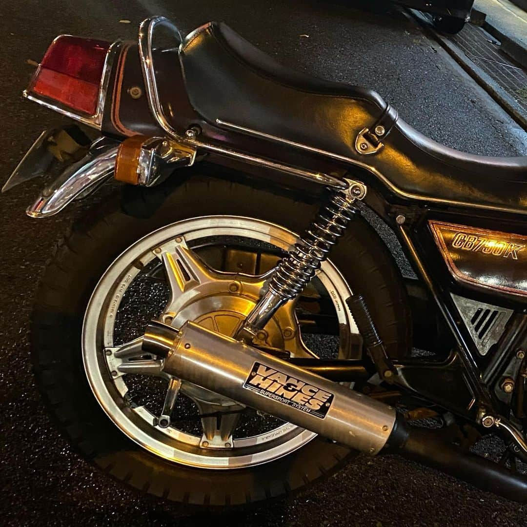 下畑博文さんのインスタグラム写真 - (下畑博文Instagram)「今日はバイクを整備＆カスタムしました！ 集合管マフラーに絞りハンドル！！ サイコーです！  #cb750k  #rc01  #cb750krc01  #honda  #ホンダ #ナナハン #1979年 #旧車 #バイク #単車 #ハンドル #マフラー #集合管 #バンス管  #オイル交換 #タイヤ交換」6月6日 23時44分 - shimo.nii