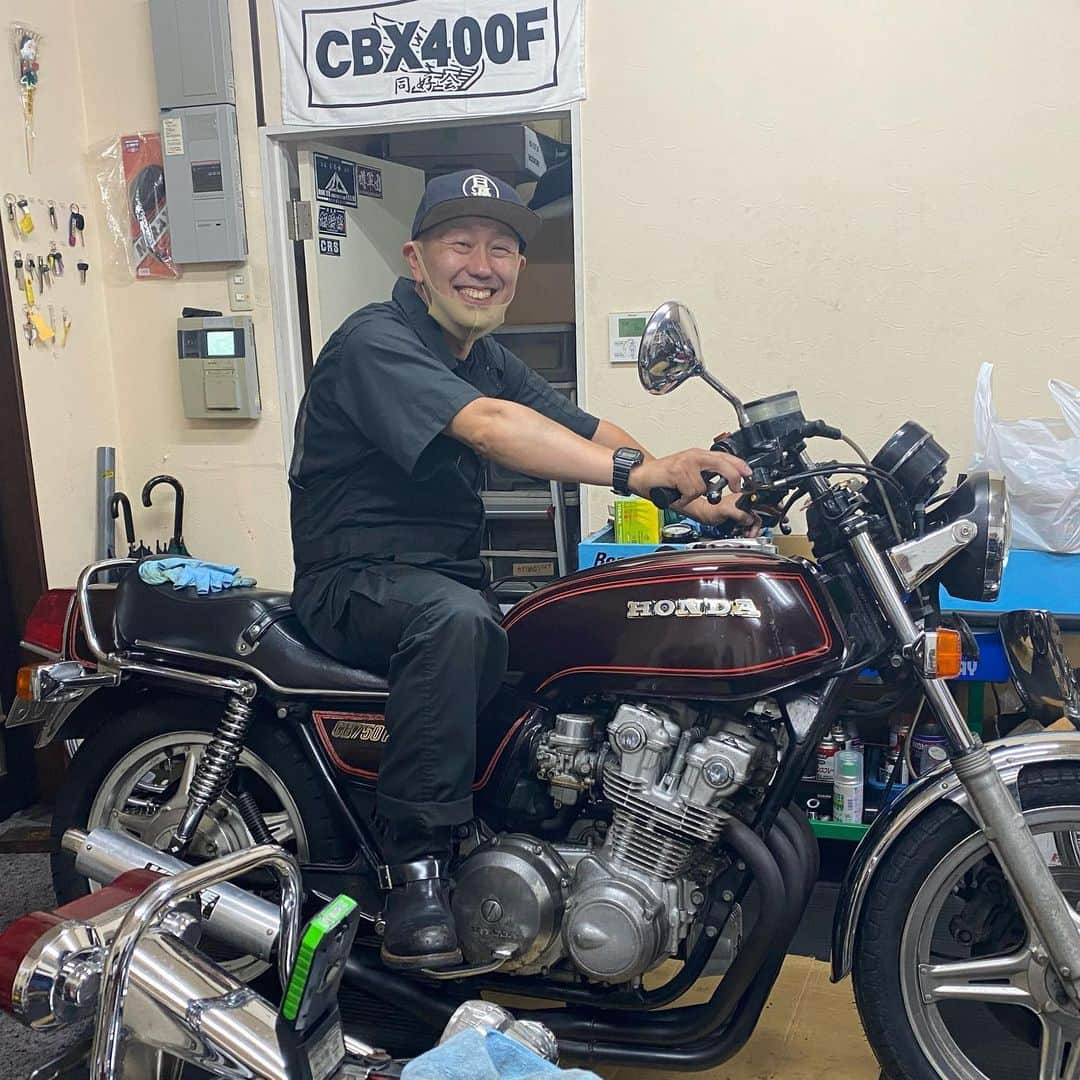 下畑博文さんのインスタグラム写真 - (下畑博文Instagram)「今日はバイクを整備＆カスタムしました！ 集合管マフラーに絞りハンドル！！ サイコーです！  #cb750k  #rc01  #cb750krc01  #honda  #ホンダ #ナナハン #1979年 #旧車 #バイク #単車 #ハンドル #マフラー #集合管 #バンス管  #オイル交換 #タイヤ交換」6月6日 23時44分 - shimo.nii