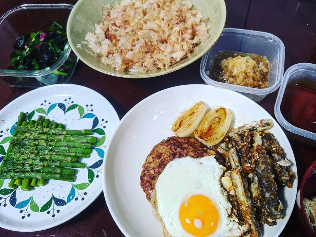 山部朱里のインスタグラム：「. . 【好きなものしか食べてない】 ①ハンバーグチーズ目玉焼き乗せ(大根おろしポン酢と洋風ソース２種類ツクッタヨ) ハナマサの２つで２９８円(だったかな？)のハンバーグ。インターネットでハナマサって調べたらでてくるぐらいみなさんオススメしてる商品！私の大きい手のひらくらいあるよ！付け合わせは、新玉ねぎのバター醤油とごぼうの唐揚げ(甘辛ね)！ごぼうの唐揚げよく作ります。片栗粉つけて焼いて、醤油とお砂糖で味付け。マヨネーズいれるとテリヤキソースだよ！じゃがいもでもよくやるよ！片栗粉つけて焼くとカリッとするのと味が絡んでたまらない。好き。 ごぼうの唐揚げは、カレー粉味もツクッタヨ。写真に入り切らなくてありません！ ②かつおぶし、ぶぁっさーってかけてるよ大根サラダ 大根輪切りにしてレンジでチン。かつおぶしをぶわっさーとかけて好きなドレッシングどうぞ。 ③ニラ海苔チョロギ和え ニラを炒めて、海苔と切ったチョロギで和えただけ！さっぱり箸休めですね ④北海道のアスパラ 北海道出身のママ友からアスパラをいただきました。レンジでチンしてハーブソルトをぱらっと。ほっくり甘くて噛んだら水分がじゅわーーーっと。水分がじゅわーとでてくるのが好きです。 . . #節約ごはん  #おうちごはん  #時短料理  #時短レシピ #節約レシピ #簡単料理  #簡単レシピ #男の子ママ #年子ママ #育児 #子育て #フリーアナウンサー #ハナマサ #備忘録 #今日洋服裏返しのまま買い物行っちゃった」