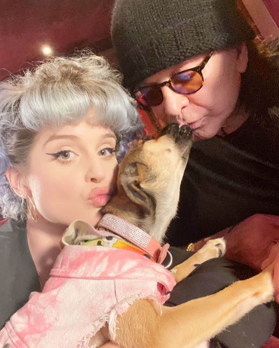 ケリー・オズボーンのインスタグラム：「Just want to take a second to tell you all that we love you!!!! 💜💜💜」