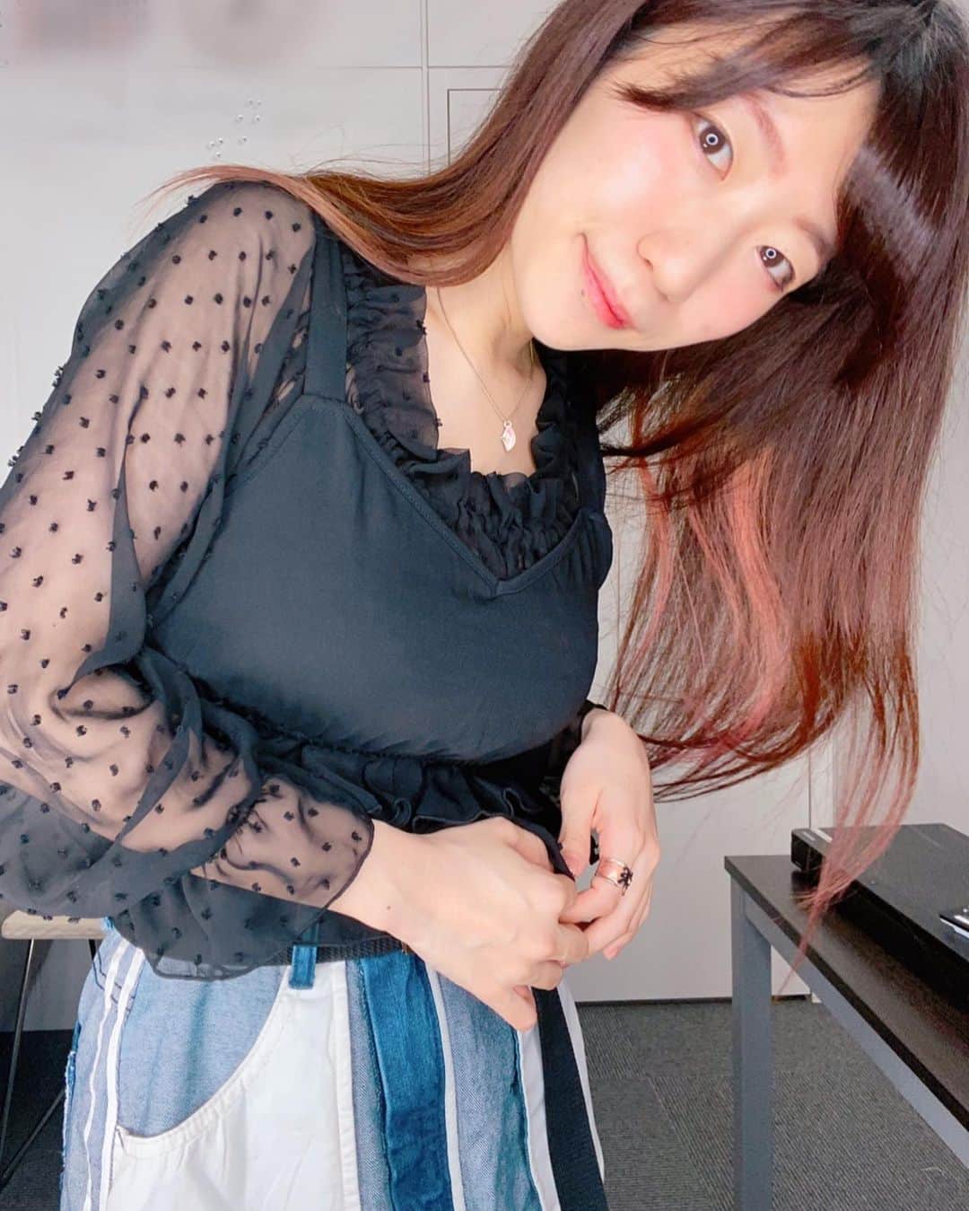 ぱいぱいでか美のインスタグラム：「この前TikTokで着てた服褒めてくれた人いたから載せる❤︎ ꙳ #tops #ehyphenworldgallery  #bustier #evelyn ↑ #宮崎由加 さんコラボのワンピに付いてたやつ #skirt #candystripper  #俺はインスタグラマーになりてぇ ꙳ スカート以外どれも結構前に買ったんだけど 着回しできて良いです☻ この日暑いか寒いか分からなすぎて 結果スケスケの長袖を着るという着地点になりました。 それマネージャーに言ったら 「そういう問題じゃないと思うんですが」 って返されて正論すぎて笑うことしかできませんでした。 顔明るく写りたいから覗き込むように写真撮ると 今度は顔デカく見えるのどうしたらいい？！笑 写真うつりの悩みは尽きない。 あとこの服でTikTokちょっと前に更新してるんですけど 踊ってる最中にめちゃくちゃババシャツ出てきてて面白いです。」
