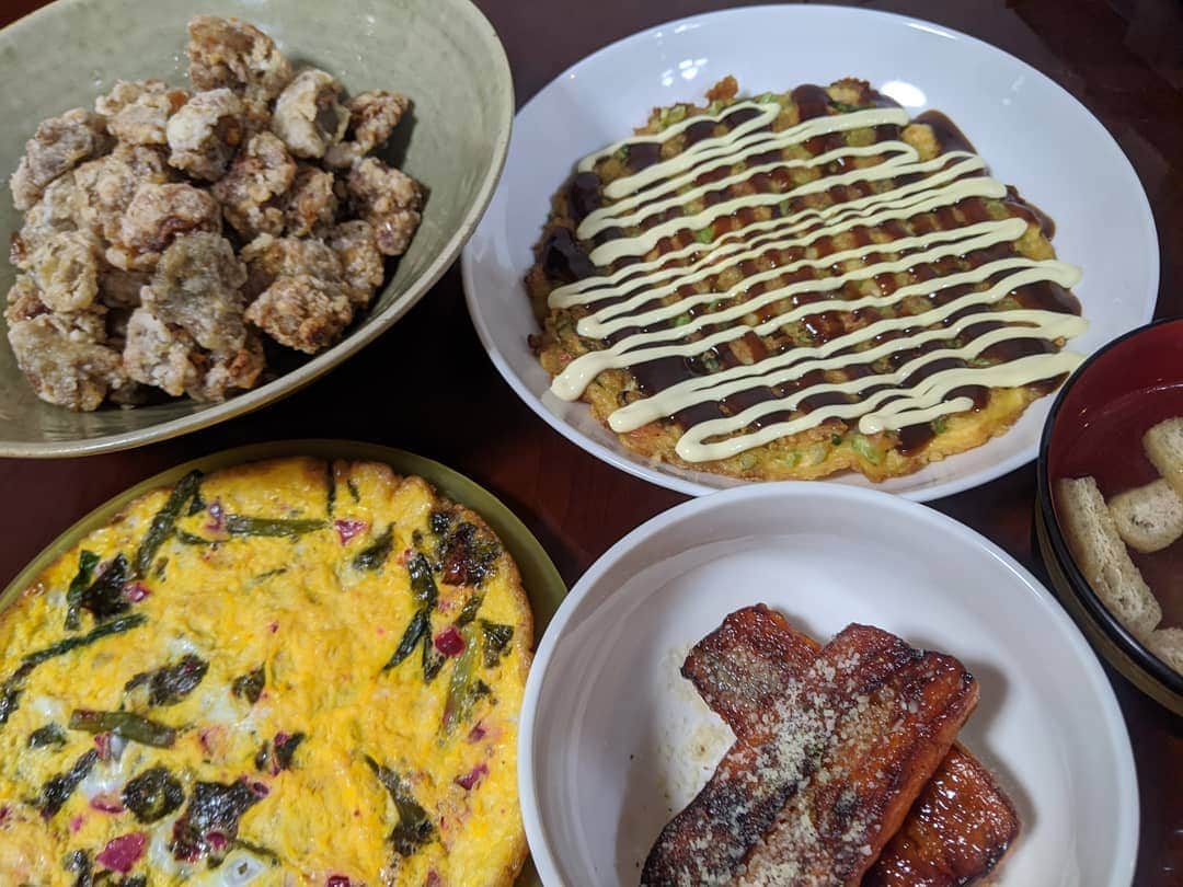山部朱里のインスタグラム：「. . 【砂肝にハマってるのあともう卵焼きは巻かないことにした】 ①砂肝の唐揚げ 九州地方は砂ずりというんですよね！こちらもママ友に教えてもらったレシピです！低カロリー高たんぱく！鉄分もとれる。そしてなによりも安い。これで220円くらい！グラム61円だったかな。いつもの大きさよりも半分に切って揚げ焼きしました。前回のチューリップ唐揚げと同じく片栗粉とかつおぶしでやってみたよ。味付けも同じ。砂肝のざくりとした食感が大好き。食べごたえあるので満腹になります！そのあとアイスも食べたけどね。 ②昨日のニラ海苔チョロギの余りの卵焼き はい、そのままです。昨日少しだけ余ったニラ海苔チョロギ和えを卵焼きにしました。味付けしないよ！最近は巻かないことにしてるんです。裏返しもしない。蓋しておわり。楽ちんです。我が家では前日の余りは翌日アレンジしています。大根サラダの余りは今日のお昼ごはんでナポリタンの具にしました！ ③豆腐のお好み焼き そう、これお豆腐なんです。お豆腐かぶの葉小エビです。卵と片栗粉と出汁をいれてます。豆腐は水切りしてからお好きな具をいれて混ぜて焼くだけ！ソースもお好みでどうぞ！お豆腐なのでヘルシーそしてふわっふわ。 ④にんじんソテー にんじんをラップにくるんでレンジでチン。2分半くらい。オリーブオイルで焼きます。今回はハーブソルトと粉チーズをぱらりと。外側カリッと中ほくほくです。レンジで温めてるからなのか、あまーーーいですよ。一本いつの間にか食べてるのでにんじん好きな方試してほしい。フライにんにくかけたり、おろしにんにくやおろし生姜と一緒に焼いてもおいしいです。 . . #おうちごはん  #簡単ごはん  #簡単レシピ #節約レシピ #節約  #時短レシピ #時短料理  #簡単料理 #男の子ママ #年子ママ #年子育児 #子育て #備忘録 #料理作りながら離乳食もツクッタヨ #料理作りながらパイの実食べたよ #フリーアナウンサー」