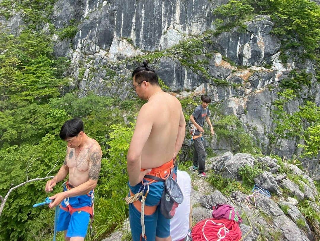 平山ユージさんのインスタグラム写真 - (平山ユージInstagram)「We were a peak of Mt Futago✨🙌🏻✨🙌🏻✨It will be a new trend area 🙌🏻🙌🏻✨✨ we try to expand more major area in  Mt Futago🤩🤩it will come some of new and renew routes in this autumn🍁🍂🌾I’m so excited 🤩🤩 今日は二子の岩峰を小鹿野クライミング委員会の皆んなで登る。なんか新しいトレンドを吹き込む新しいエリアになりそう✨✨委員会として主要エリアの拡大を考えていて、秋には新しいルートやリボルトされた新しいルートが増えそう🙌🏻🙌🏻🙌🏻 楽しみだー🤩🤩 #小鹿野クライミング委員会 #oganoic #二子山 #sportclimbing #熱いローカル　#driveless #sleepmore #2hourfromtokyo #クライミング後のご飯 #春雷 @thenorthfacejp  @beal.official  @blackdiamond  @climbskinspain  @climbparkbasecamp  @boulderpark_basecamp  @basecamptokyo  @basecamponlineshop」6月7日 0時11分 - yuji_hirayama_stonerider