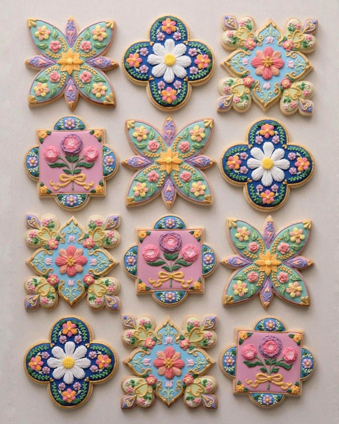 KUNIKAのインスタグラム：「Colors and details inspired by a Hospital Sant Pau, Park Guell, and Palau de la Música Catalana in Barcelona🇪🇸﻿ ﻿ 明日は21:00頃からインスタライブやる予定、です🌼﻿ せっかくなので今回のクッキーセットのクッキーを使って、簡単に出来るけど手の込んだ感じに見えるデザインやろうかな🎨猫ちゃんで。﻿ 2時間かかりそうな予感。﻿ たまーに覗きに来てくださいませ🐈﻿ ﻿ #artofkunika #kunicookie」
