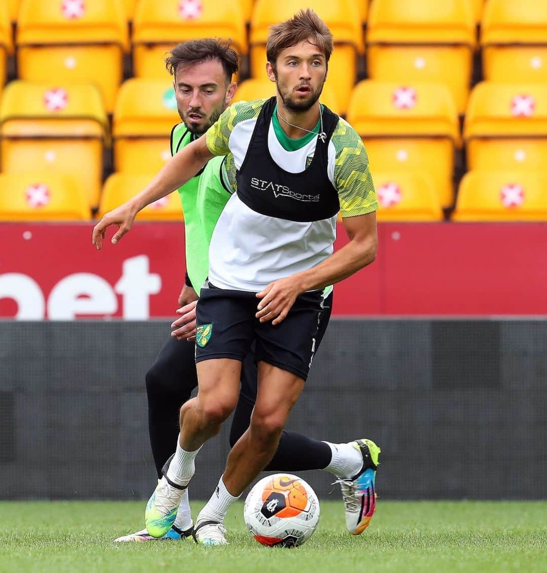 モリッツ・ライトナーのインスタグラム：「It’s Saturday, back at Carrow Road ⚽️🤙😉 keep working @norwichcityfc 🔰 Have a nice weekend, stay healthy and take care about each other!」