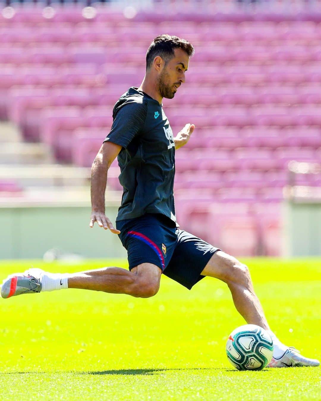 FCバルセロナさんのインスタグラム写真 - (FCバルセロナInstagram)「💪 Special training session at Camp Nou 🏠」6月7日 0時23分 - fcbarcelona
