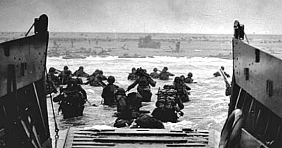 ジョシュ・スチュワートのインスタグラム：「These men stormed the beaches 76 years ago. They were kings. All of them. Never forget them. #DDay  Photo by Robert Capa」