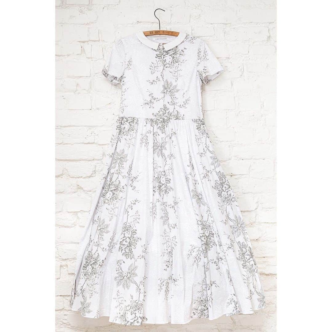 キャベジズ&ローゼズのインスタグラム：「Perfectly prim in crisp cotton poplin. The Laura dress is made in England and printed in England. @scottlongjphoto @christina_strutt @cabbagesandroses_shop #makelocal #madewithlove #limitededition #britishfashion #shoplocal #summerdress」