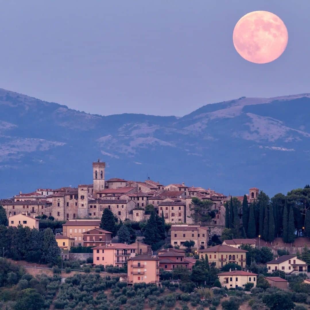 Discoveryさんのインスタグラム写真 - (DiscoveryInstagram)「The last full moon of Spring is the Strawberry Moon.  #fullmoon #strawberrymoon #landscape #moonlight #potd #nightsky」6月7日 0時41分 - discovery