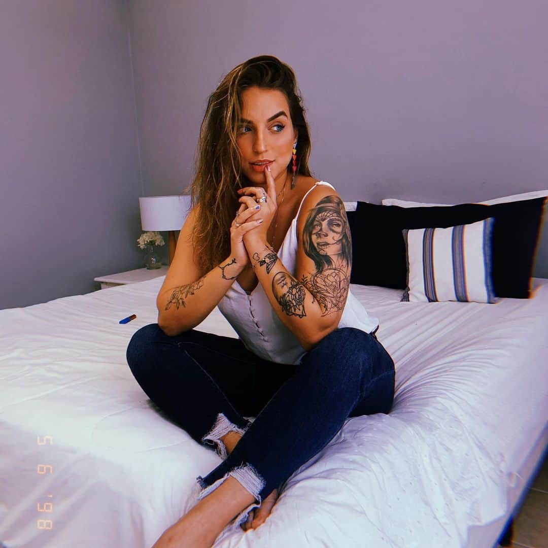 Bruna Unzuetaのインスタグラム：「Strike a pose 🧨」