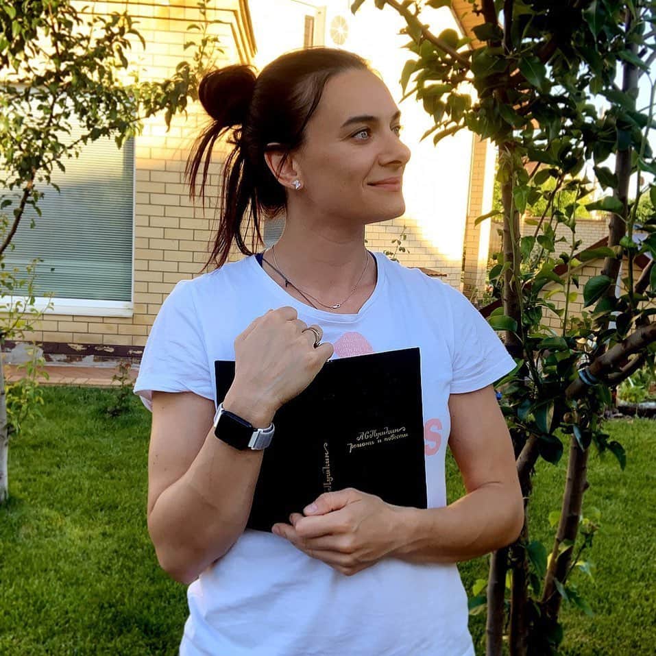 エレーナ・イシンバエワのインスタグラム：「Сегодня в России отмечают день Русского языка!✍🏻 Ну что, дорогие мои, фоловеры! Фром дип оф май хард, я поздравляю вас с этим иветном❗️ Думаю А.С. Пушкин, сильно удивился бы новым словам в русской речи.  Нам рассказывают инсайты, объясняют юзабилити тем или иным девайсом, меняют майн стэт, просят не фрастрейтить, оберегаться факапов, искать тригерные точки, брэйнштормить почаще, обращать внимание на косты в магазинах. В рестартах нарезают колбаску слайсами и т.д.  Мне иногда становится обидно, что мы упрощаем и обедняем свою русскую речь. Ведь язык у нас очень богатый и красивый!  Согласны? ✍🏻」