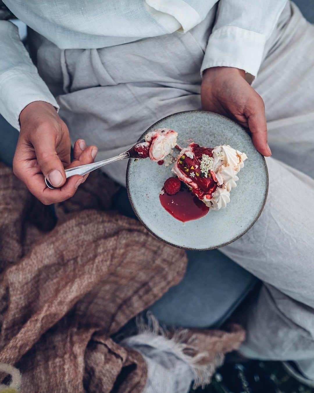 Our Food Storiesさんのインスタグラム写真 - (Our Food StoriesInstagram)「Werbung|Advertisement Our new @tinekhome garden furniture arrived and we absolutely love this new cozy spot 🤗🌿 Find out more about it and get the recipe for the most delicious pavlova with poached rhubarb on the blog, link is in profile. #ourfoodstories_countryside  ____ #countrysideliving #countrysidelife #gardenlove #gardenfurniture #tinekhome #bamboofurniture #gardenstyle #gardeninspiration #danishstyle #fellowmag #simplejoys #summervibe #verilymoment #momentslikethis」6月7日 1時03分 - _foodstories_