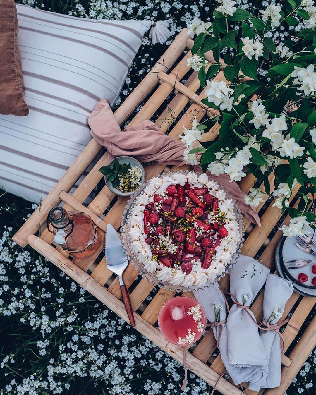 Our Food Storiesさんのインスタグラム写真 - (Our Food StoriesInstagram)「Werbung|Advertisement Our new @tinekhome garden furniture arrived and we absolutely love this new cozy spot 🤗🌿 Find out more about it and get the recipe for the most delicious pavlova with poached rhubarb on the blog, link is in profile. #ourfoodstories_countryside  ____ #countrysideliving #countrysidelife #gardenlove #gardenfurniture #tinekhome #bamboofurniture #gardenstyle #gardeninspiration #danishstyle #fellowmag #simplejoys #summervibe #verilymoment #momentslikethis」6月7日 1時03分 - _foodstories_