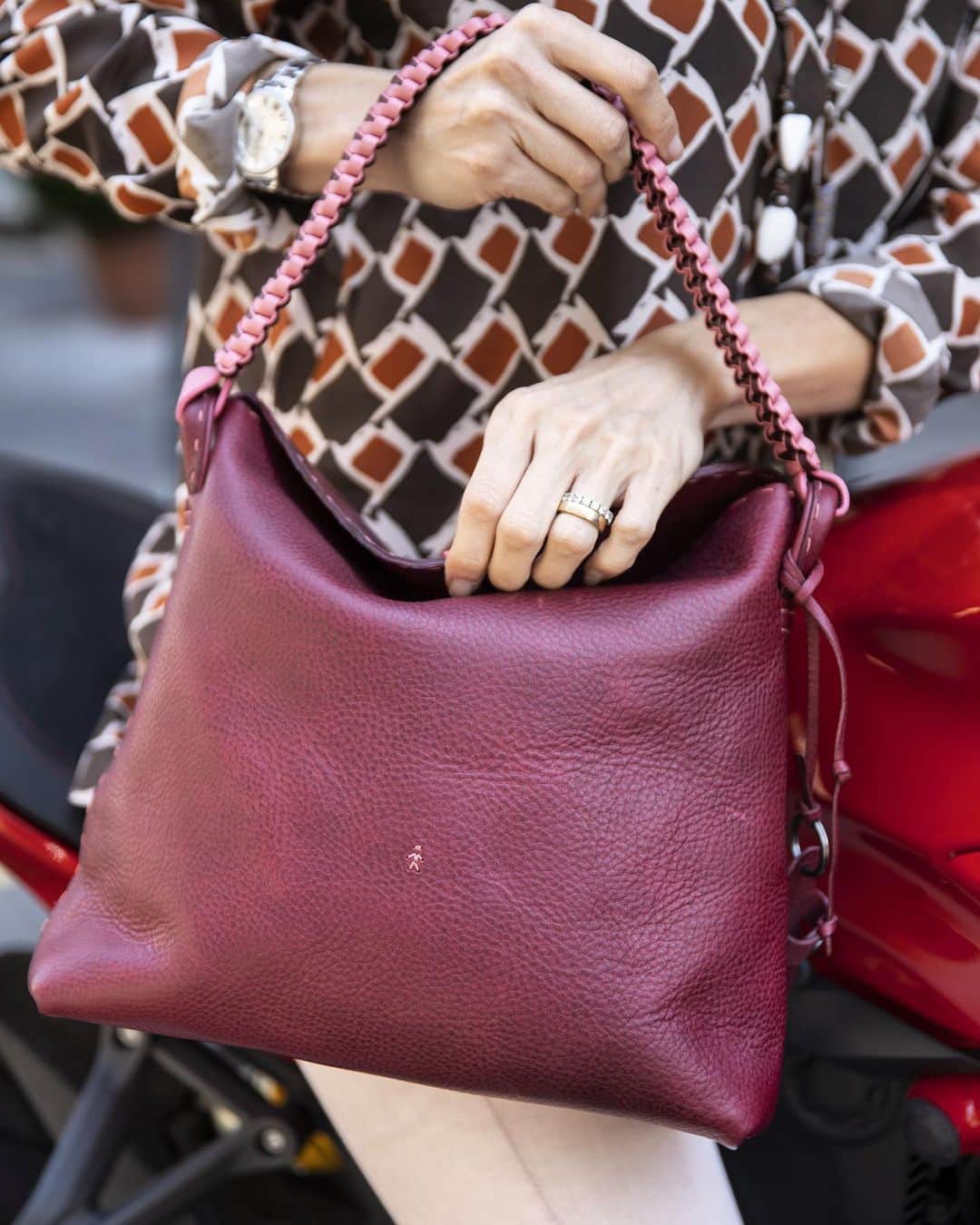 エンリーベグリンのインスタグラム：「A closer look to the #HenryBeguelin Iris Manico M bag in Cyclamen color. #HBSS20 🌺」