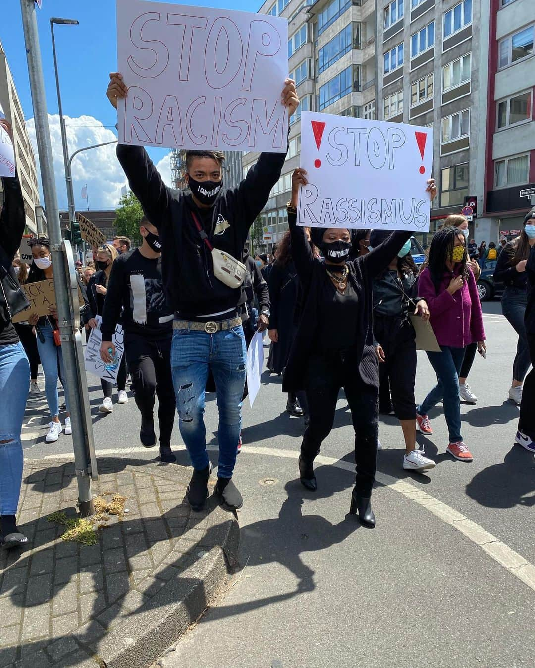 ベンジャミン・ヘンリックスさんのインスタグラム写真 - (ベンジャミン・ヘンリックスInstagram)「Say it loud! I’m black and I’m proud! ✊🏿 we want justice & equality & there will be no longer silence. SILENCE IS VIOLENCE. #georgefloyd wurde vor den Augen der Welt umgebracht.. er hat um sein Leben gefleht, #icantbreathe ‼️ Wir kämpfen für alle unsere Brüder und Schwestern auf der Welt die täglich Opfer von Rassismus sind! #BLM #KeinPlatzFürRassismus #GeorgeFloyd #Equality #Fight #TheLordIsGood」6月7日 1時16分 - bennyhenrichs