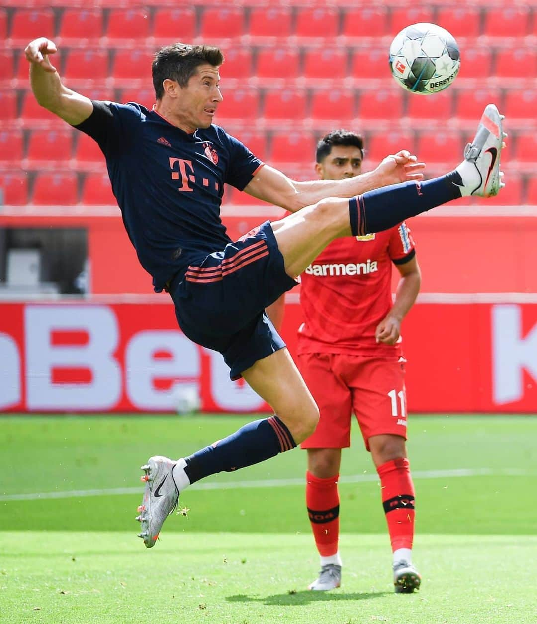 ロベルト・レヴァンドフスキさんのインスタグラム写真 - (ロベルト・レヴァンドフスキInstagram)「Flying high⚽😄 @fcbayern ✅」6月7日 1時21分 - _rl9