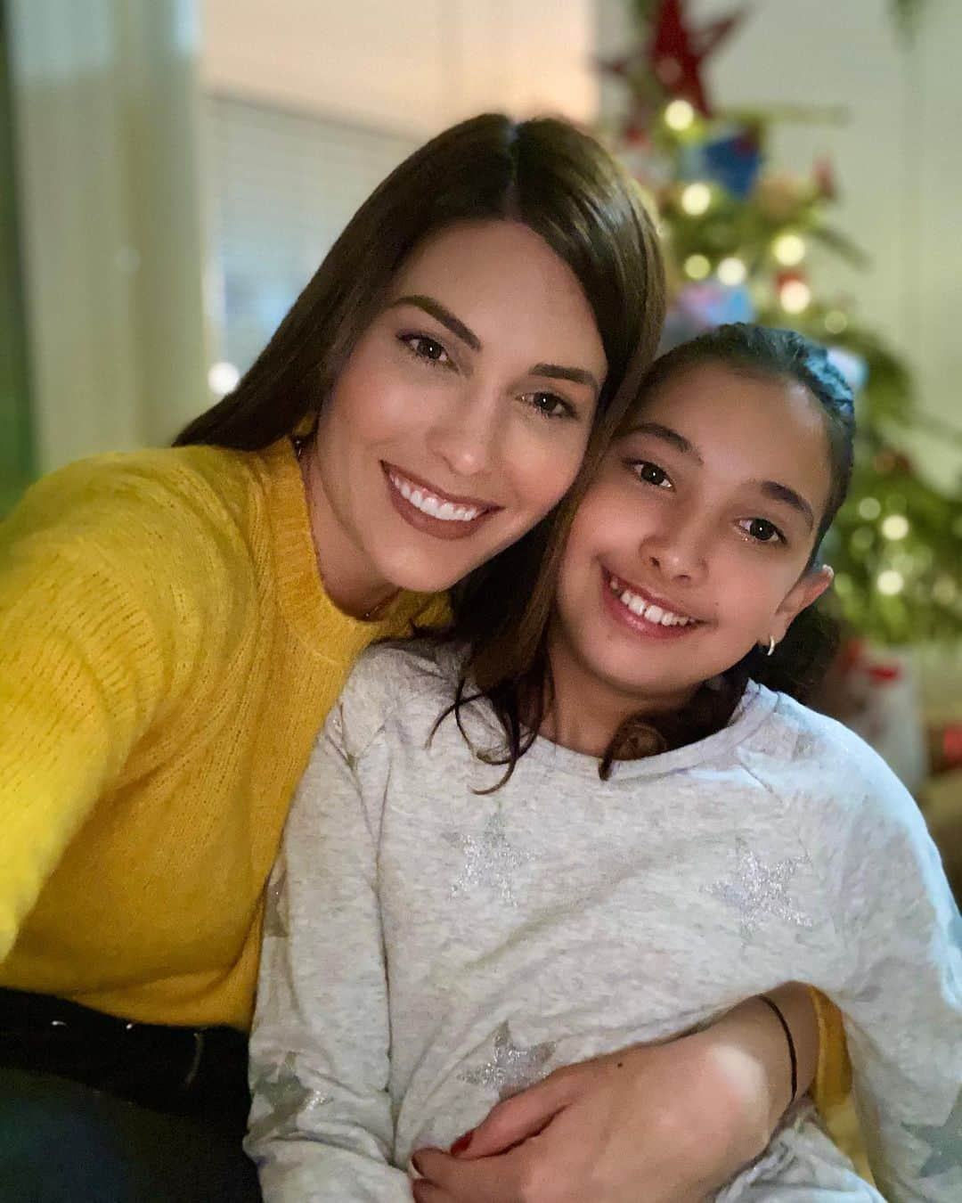 María Gabriela Isler Moralesさんのインスタグラム写真 - (María Gabriela Isler MoralesInstagram)「¿Alguna vez han pensado en todo lo que una personita puede impactar sus vidas? 💖⁣ ⁣⁣ El 06 de junio de 2009 nació mi primera sobrina Anna Paula, quienes me conocen saben que ella es ese primer amor de tía y quien me regalo la bendición de aprender a amar incondicionalmente y desde lo más profundo de mi corazón 🥰.⁣ ⁣⁣ Recuerdo que cuando me estaba preparando para el #MissVenezuela me costaba mucho sonreír desde el alma, parecía casi imposible para mi poder mostrar mi esencia y conquistar al público con mi personalidad… ✨Mientras a ella le sobraba la espontaneidad, la dulzura, la coquetería y esa luz mágica que solo tienen los niños. ⁣⁣ ⁣⁣ Pensar en ella hacía que mis ojos brillaran, que mi sonrisa se pintara como por arte de magia, incluso imitar su coquetería era parte de mis clases para mejorar mi presencia en el escenario ☺️. Ella se convirtió en mi mayor inspiración y en ese pensamiento clave que me hacía olvidarme de mi cara seria para regalar una sonrisa más sincera y cálida 🙃. ⁣⁣ ⁣⁣ Ella, se convirtió en la razón por la que siempre quise ser la mejor versión de mi ✔️. Recuerdo que cada vez que salía una foto mía, o me veía en la TV me copiaba las poses, y me imitaba. ¡Tan hermosa! 😍 Sin embargo, un día vio una foto mía con un abrigo y me preguntó si tenía traje de baño o algo debajo, que no saliera en fotos sin ropa, por favor 🧐… ⁣ ⁣ ¡WOW! 😱 Ese momento marcó mi vida, me di cuenta que más allá de ser ejemplo para muchas niñas  o mujeres en el mundo 🌍 , la personita más valiosa para mí, mi primer fan, observaba cada paso que daba con zoom. Por ella y para ella, seguiré siendo fiel a mi esencia y mis valores… ¡Ella es mi inspiración! ⁣🙌🏼✨⁣ ⁣⁣ Hoy quiero desearle FELIZ CUMPLEAÑOS 🎁 a mi gordita hermosa, deseando que Dios siempre la llene de bendiciones y sabiduría para que siempre sea una mujer de bien.⁣⁣ ⁣⁣ ¡𝐓𝐞 𝐚𝐝𝐨𝐫𝐨 𝐦𝐢 𝐜𝐡𝐢𝐤𝐢𝐩𝐮𝐧! ⁣ 𝐈 𝐜𝐨𝐫𝐚𝐳ó𝐧 𝐔.⁣⁣ ⁣⁣ Recuerda que siempre vas a contar con tía, sin importar la distancia… SIEMPRE estaré cuando me necesites ♥️. @annapaularojasisler ⁣⁣ .⁣ .⁣ #happybirthday #auntie #Myfirstlove #felizcumpleaños」6月7日 1時41分 - gabrielaisler