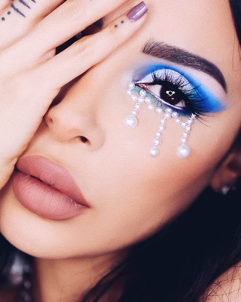 sananasのインスタグラム：「Blue : Faith, hope, loyalty, intelligence, calming effect, depth and stability 💙Je ne savais pas que le bleu avait autant de signification ! Quand je vois cette couleur je pense au ciel 🌌 et vous ?  Oui entre la Vitamine C et le bleu aujourd’hui je donne des cours 😂😂😂 Comment ca va ma Sananas Fam ? Je vous ai posté une vidéo que vous attendiez beaucoup ce matin 😉Le starter kit spécial produits petits prix mais attention LE MEILLEUR des petits prix ! Vous allez pouvoir vous faire plaisir sans vous ruiner car ce sont, selon moi, les meilleurs produits petit prix sur le marché 💯Je n’ai testé tous les produits existants hein 😅mais je pense que depuis le temps la liste est assez longue ahah ! Vous voulez la version luxe de cette vidéo ? Dites moi 😘  #Blue #Bluemakeup #Maquillagebleu」