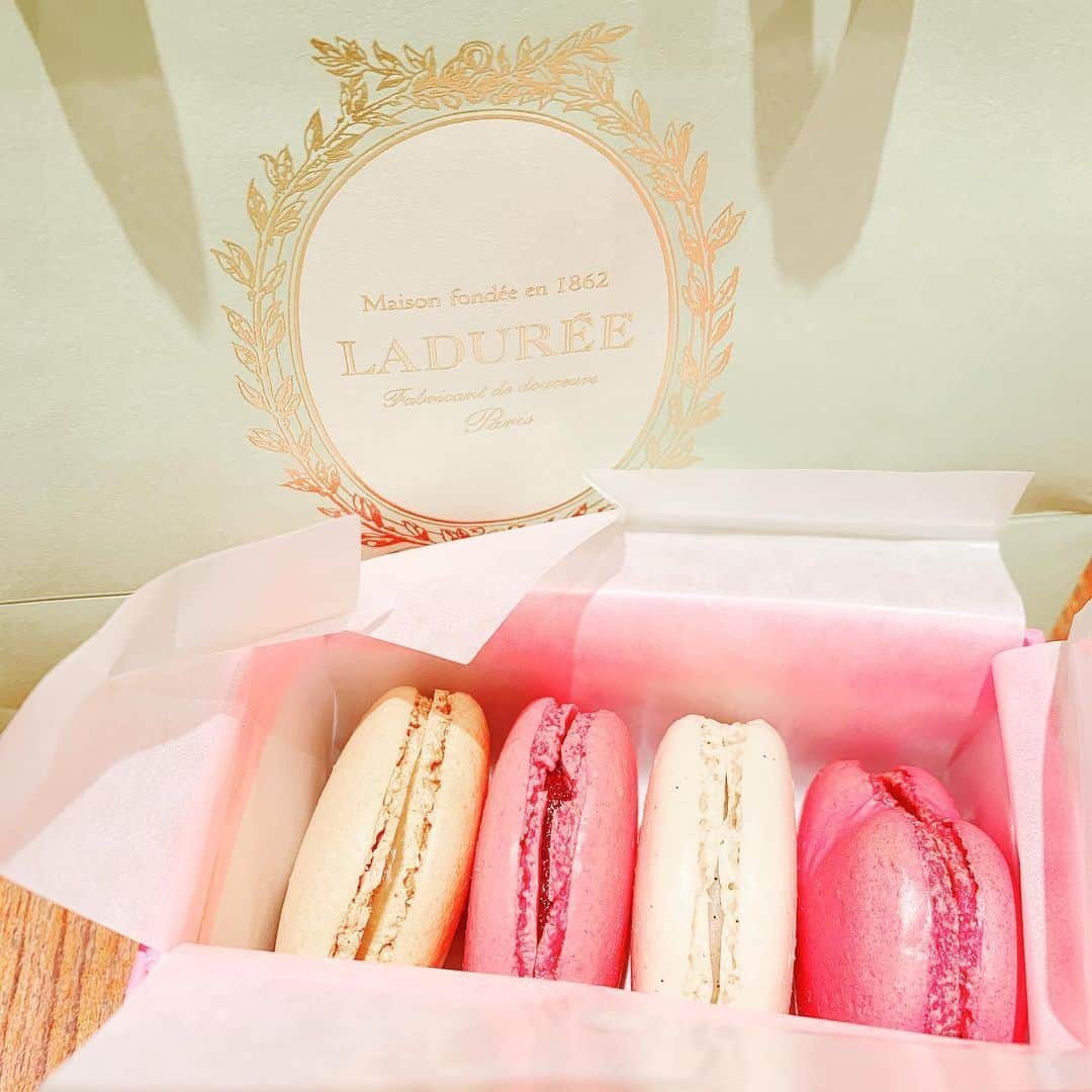 城崎ひまりさんのインスタグラム写真 - (城崎ひまりInstagram)「love macaron♡ #macaron #ラデュレ #laduree #マカロン #可愛い #美味しい #甘党」6月7日 1時49分 - shirosakihimari