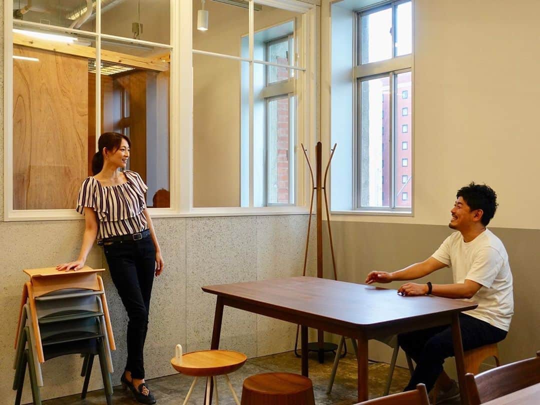 松本英子のインスタグラム：「大学時代の友人と、13年振りの再会。。 現在は、家具・インテリアのデザインブランド《IKASAS》の社長さん。 彼は、私がデビュー当時の事務所を離れたタイミングにホームページを作ってくれ、私の活動を支えてくれた友達の1人です。  経営学部を卒業して、私は1ミリも習った事を実践出来ていない気がしますが💦😵 彼はちゃんと学んだ事を生かして積み重ね、どんどん自分の描いているものを具現化して道を切り開いています。  使う人のことを思い、実用的でありながら素材とデザインにこだわり抜いた素晴らしい家具の数々を作り出していて、、 クリエイティブなアイデア、パワーを沢山もらいました✨✨✨ そして、ワクワクするような打ち合わせも😆 それはまたあらためて... かな〜りステキなブランドです。 是非サイトも覗いてみてくださいね🪑 www.ikasas.jp  #IKASAS  #interiordesign」