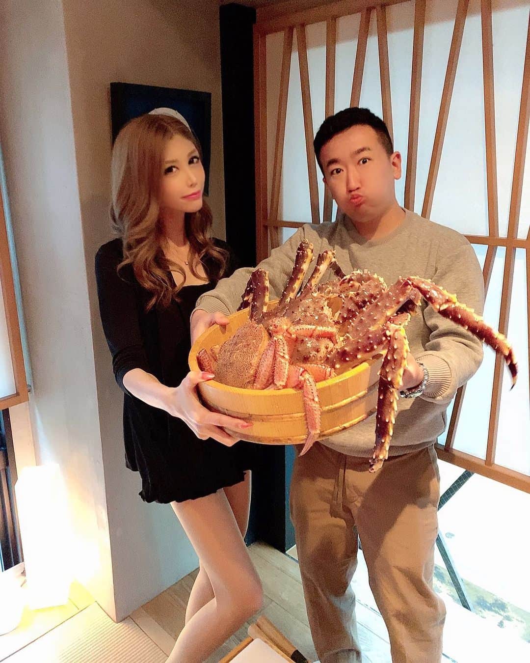 荒木レナさんのインスタグラム写真 - (荒木レナInstagram)「@yukkomama_official  ゆっこママと蟹食べた🦀💖 美食会💖」6月7日 2時01分 - renasama.10_20
