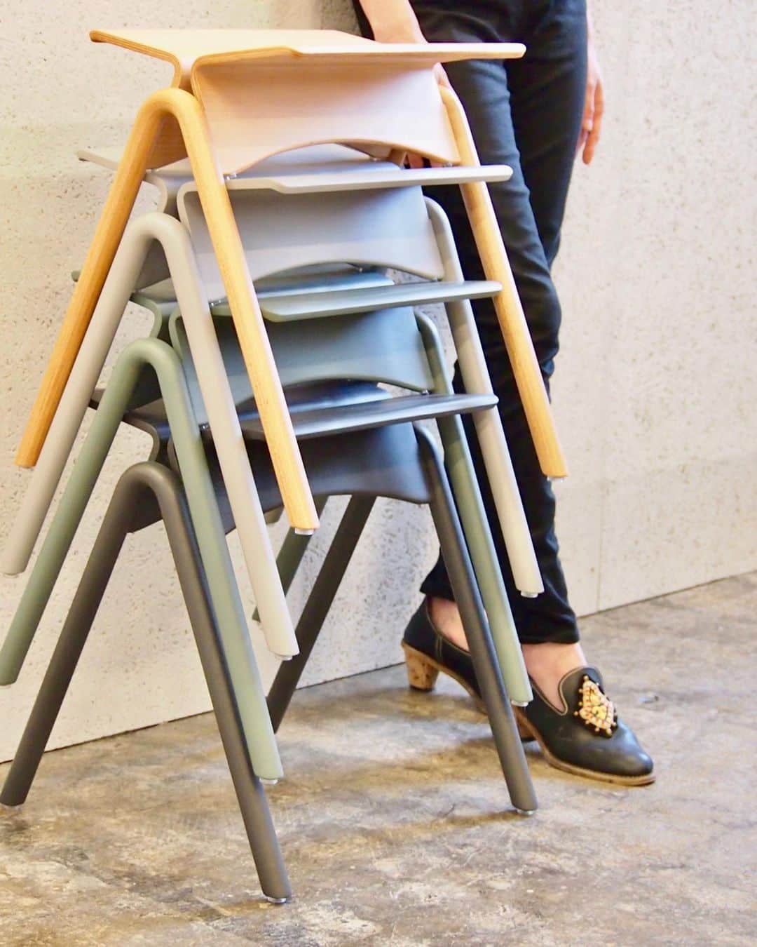 松本英子のインスタグラム：「『KAMOME』 と名付けられた  スツール。  一目惚れ... www.ikasas.jp  #IKASAS #stool #kamome」