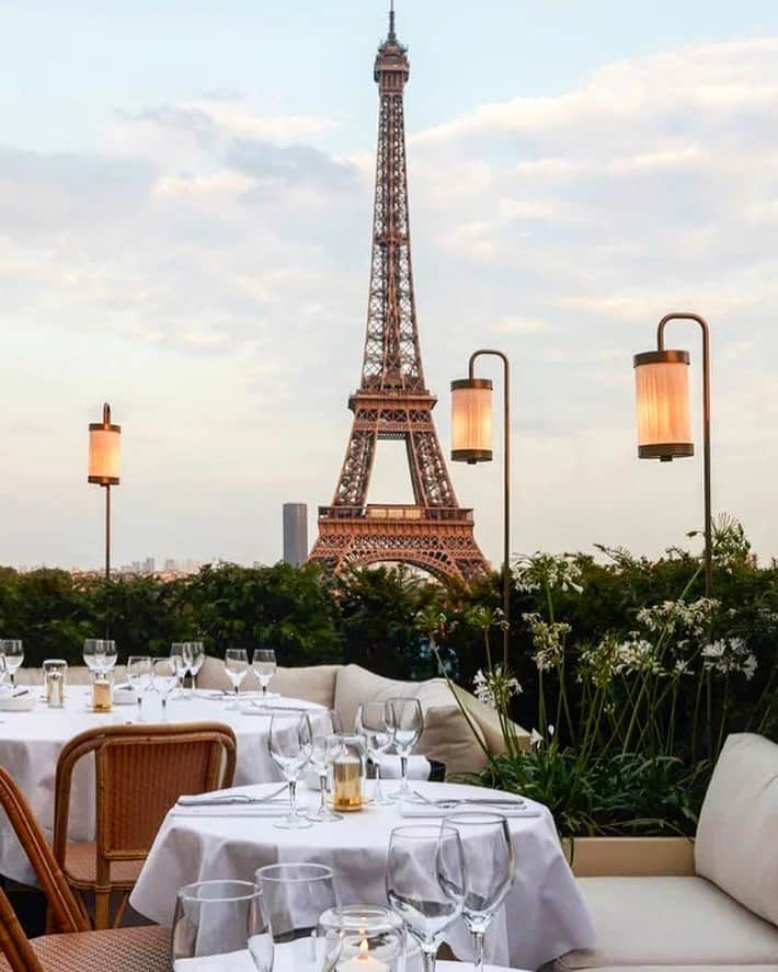 Vogue Parisさんのインスタグラム写真 - (Vogue ParisInstagram)「#VogueAddressBook In the heart of the Cité de l’Architecture, @Girafe_Paris has become a firm favorite for those in search of the perfect view of the Eiffel Tower. Now after several months of quarantine, the terrace has reopened to serve its seafood menu once again. On Vogue.fr, find all our favorite terraces that are reopening this month」6月7日 2時14分 - voguefrance