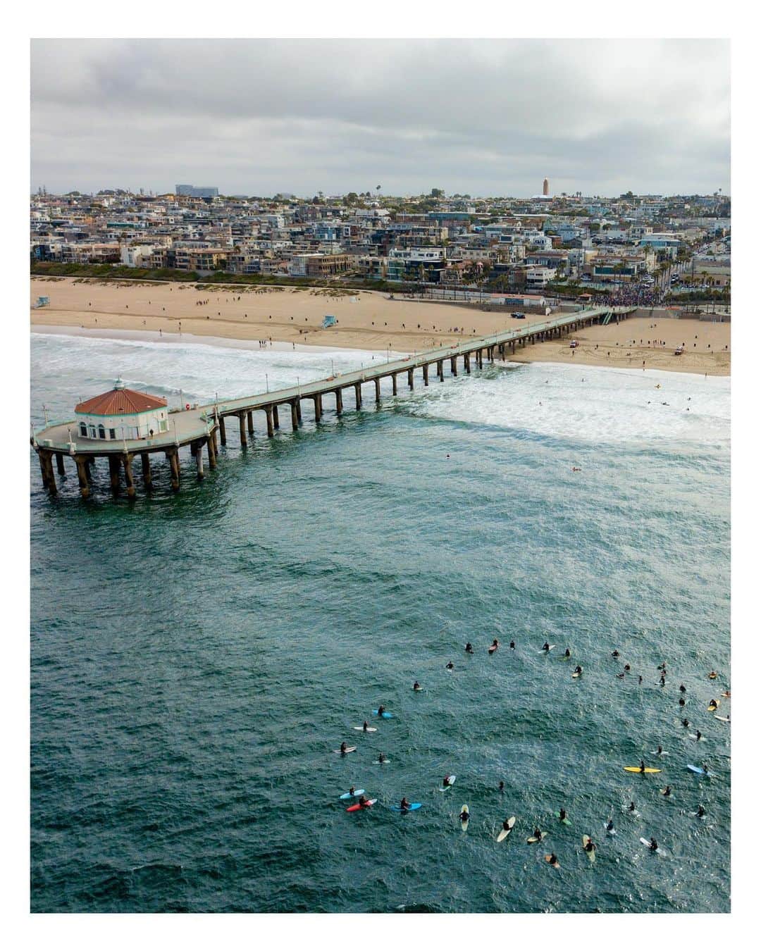 Pete Halvorsenのインスタグラム：「by land, by sea...by air. The South Bay is continuing to show up strong. This morning self-proclaimed Soccer Mom's organized a "Pop The Bubble on Racism" walk at the foot of the Pier...while our surfers continued #SolidarityInSurf paddle-out. I'll share more photos from the walk in my Instagram stories. If you pinch and zoom at the foot of the pier you can see the 1000+ people gathered there.  My kind of #PeacefulPierPressure 🖤🌎🌍🌏」