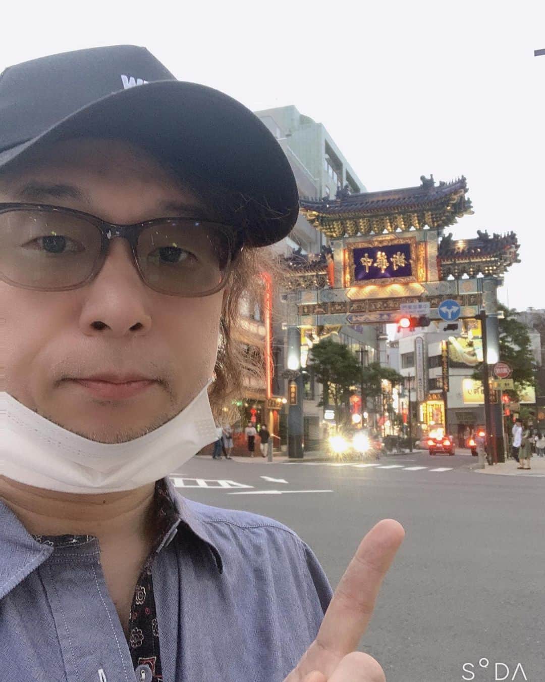 樫原伸彦さんのインスタグラム写真 - (樫原伸彦Instagram)「夕方は久々に 元町 中華街をパトロール。  まだ半分くらい、 お店が閉まってました。 土曜日の人出としては２割ほどしかない感じ。 軒先に立つ呼び込みの兄ちゃん達の 「ダメだー」が耳に入りまくりで気の毒。  牛バラご飯が評判の目当ての店も早仕舞いしててガックリ。  どうしようかブラブラ歩いてて見つけた 「保昌」さんに一か八かのダイブ！ . . 結論。 メッチャ美味いもん見つけたー！  牛バラ肉カレーご飯◎ スープ、デザート 付き 990円  中華風に甘辛く煮てある柔らかい牛肉に中華風のカレーがかかってる。 醤油系からカレーのスパイスまでの香りの幅が半端ない。 牛肉の量もボリュームたっぷり。  このカレーは次に来たらテイクアウトしようそうしよう。 . そんでもって、 いつもの漢方薬屋で 2万円のお買い物。 . え？　 買い過ぎ？ . だって、、、 .  加齢（カレー）が気になるんですもん😢 . . .  #カレー #牛バラ #牛肉 #中華 #中華街 #横浜 #チャイナタウン #町中華 #chinesefood #china #yokohama #yummy #foodie #delicious #curry #japan #グルメ #食べ歩き #中華料理 #ダジャレ #絶品 #肉 #meat #beef」6月7日 2時45分 - nobustagrammy