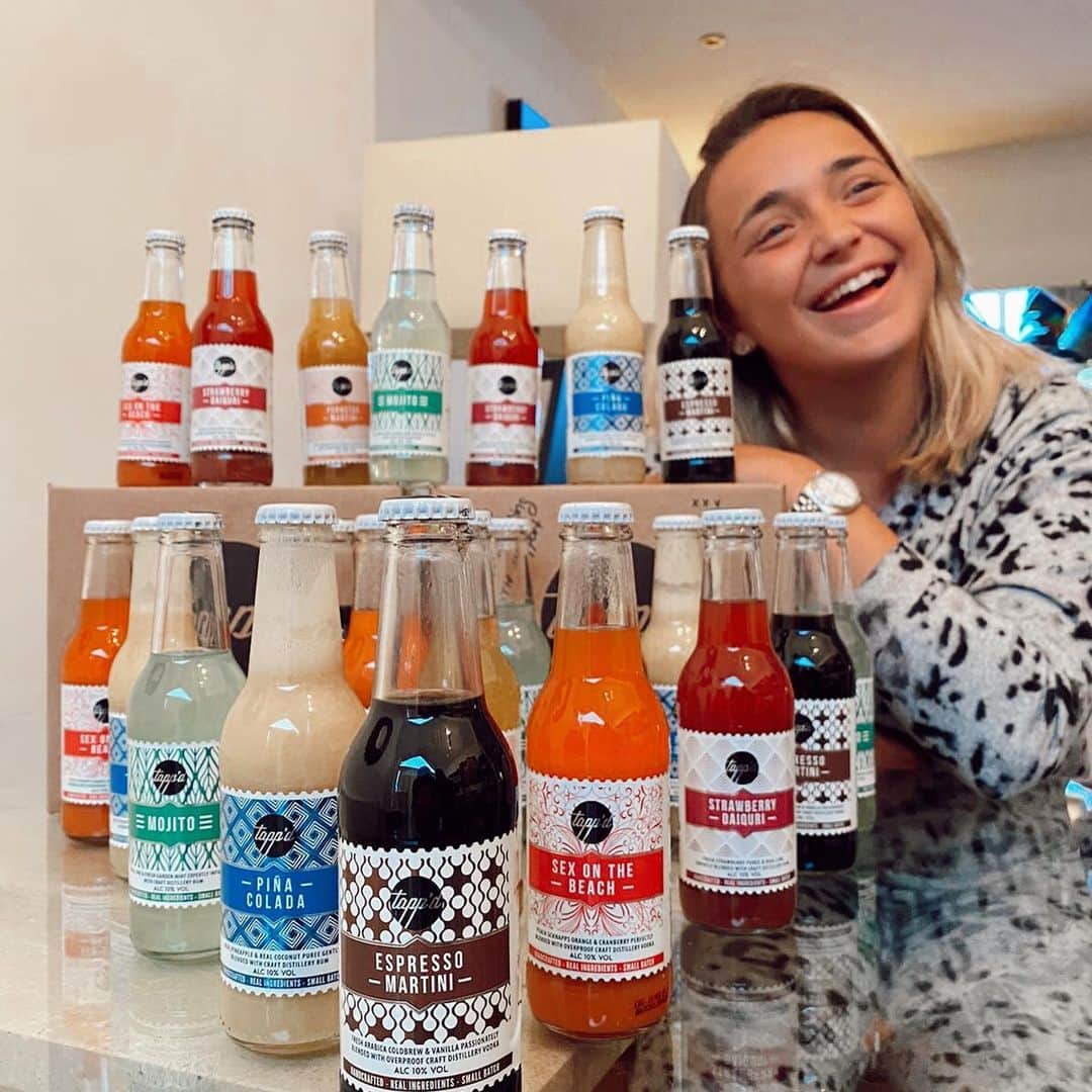 ローレン・プラットのインスタグラム：「I’m going to miss celebrating occasions in Pyjamas🤣 Thank you @tappdcocktails for this lovely delivery!🍸🍹」