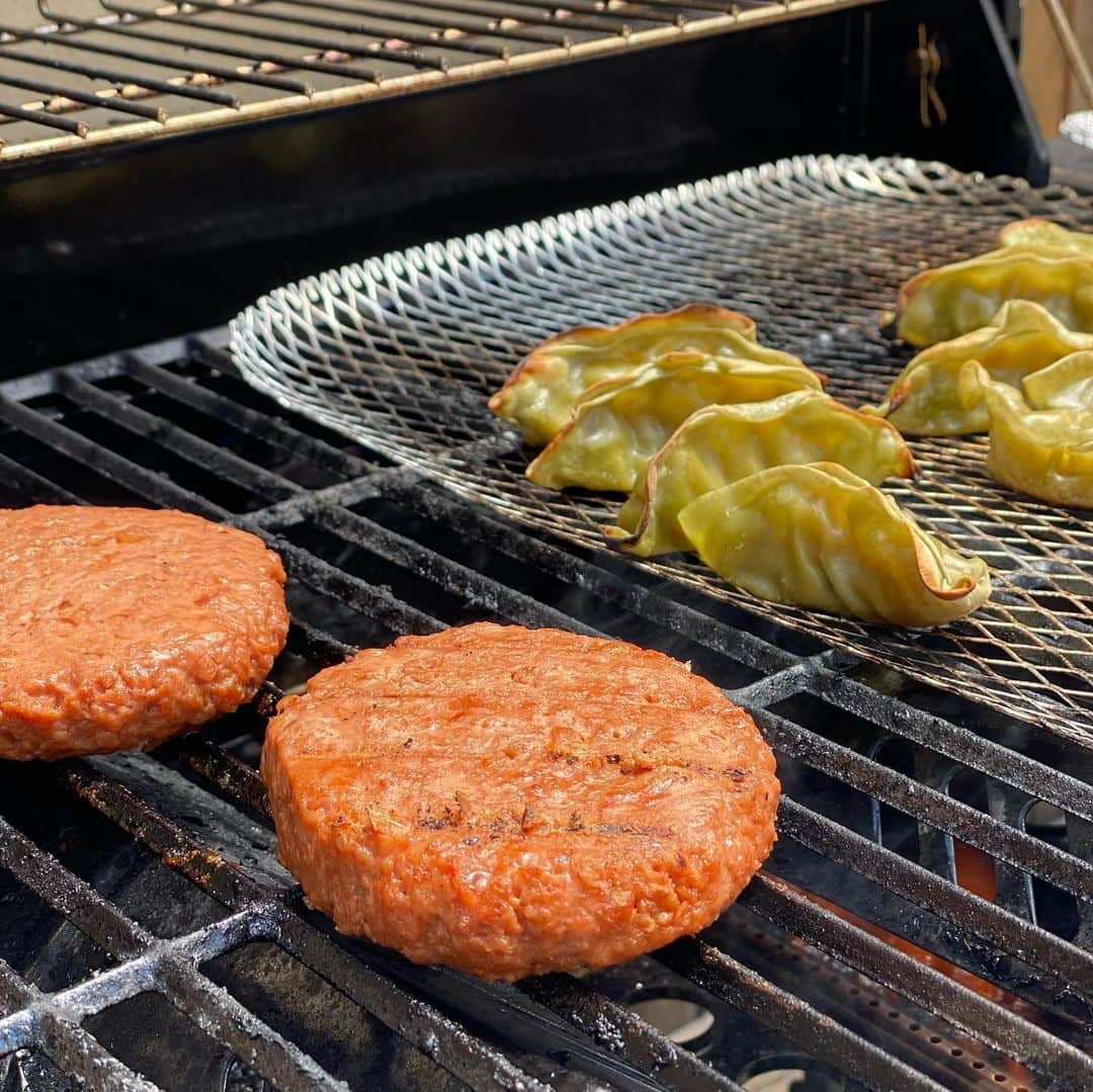 クリスのインスタグラム：「今日のランチはBBQ餃子🥟とベジテリアンバーガー🍔  これ、意外と味美味しくて　オススメです」