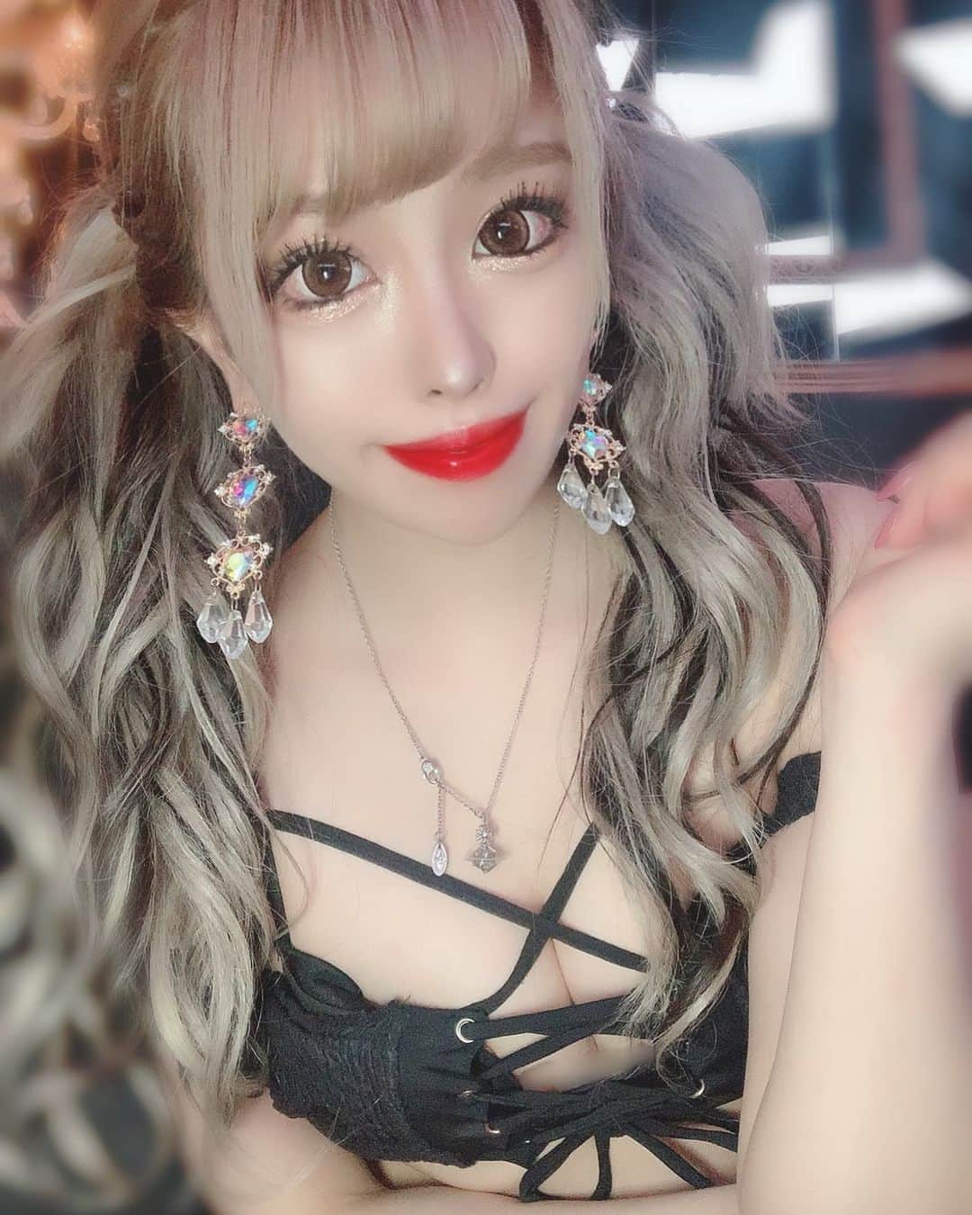 あんじゅのインスタグラム：「♡ ． 日曜日はまだバーレスク大阪お休みなのです|ω･)👏🏻💓 ． ． 今日はかわい子ちゃんと推しをカバンにぶち込んでデートするんだ😛💕 さて、誰とでしょうか😳 ．  #Burlesque #バーレスク #バーレスク東京 #大阪 #バーレスク大阪 #北新地 #ミナミ #キャバクラ #ホスト #歌舞伎町 #ダンサー #Japanesegirl #自発ください  #ロリ顔 #グラビア  #ピンクベージュ #ギャル #加工厨 #量産型 #太もも #むちむち #低身長女子 #雰囲気詐欺 #雰囲気好きな人いいね #自撮り界隈  #1mmでもいいなと思ったらいいね #被写体  #ツインテール #ガンメッシュ #ギャルメイク」