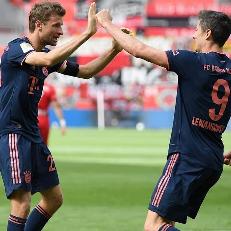 トーマス・ミュラーのインスタグラム：「Delivery service Müller 🚘⚽️😀 Two assists and 4:2 win in Leverkusen 💪 #B04FCB #fcbayern #MiaSanMia #assist #esmuellert #Teamwork #4stepstogo #müllendowski」